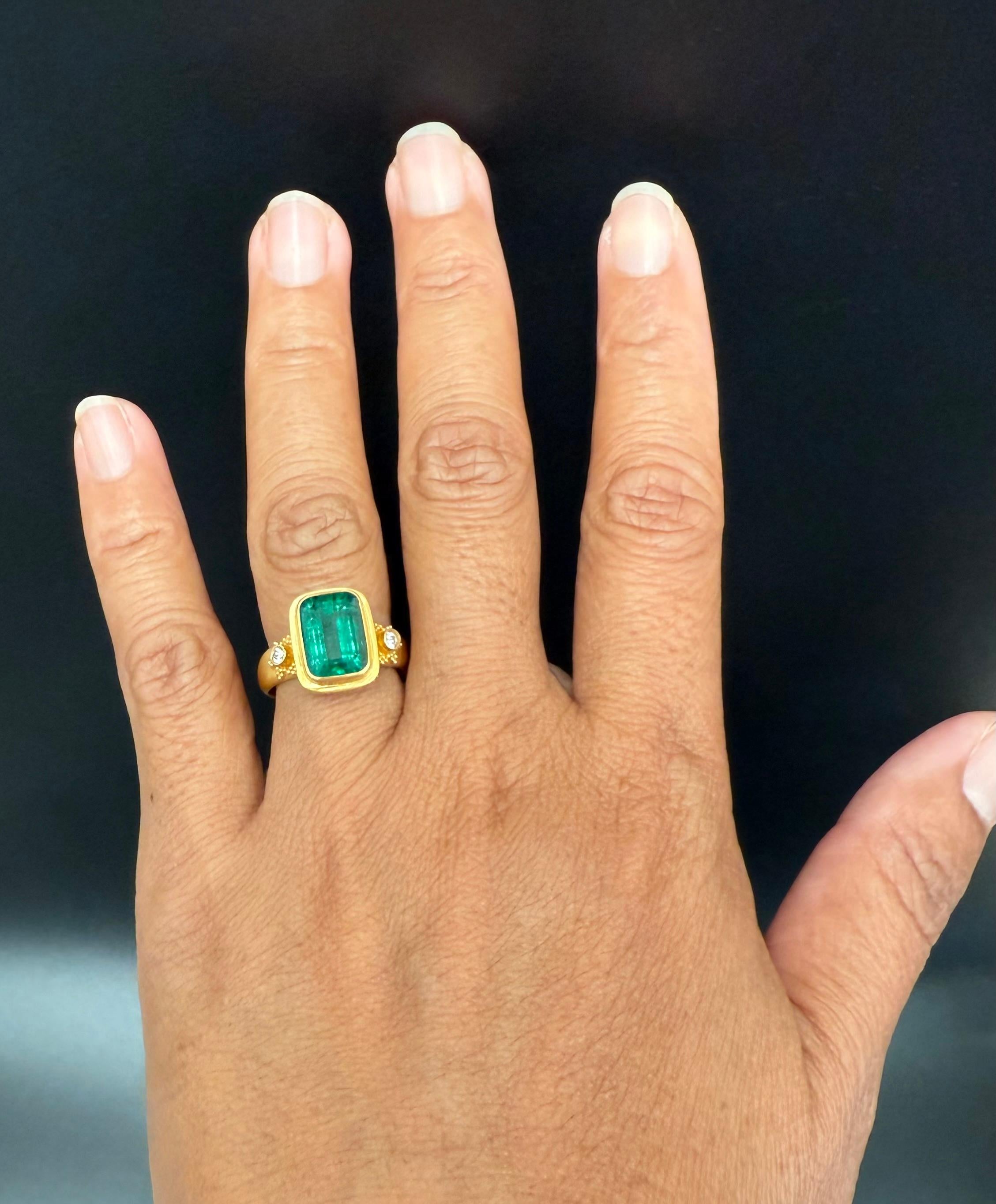 Steven Battelle 22 Karat Goldring mit 3,6 Karat Smaragd und Diamanten im Angebot 3