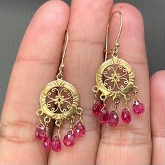 Steven Battelle Orecchini a filo in oro 18K con spinello da 3,6 carati