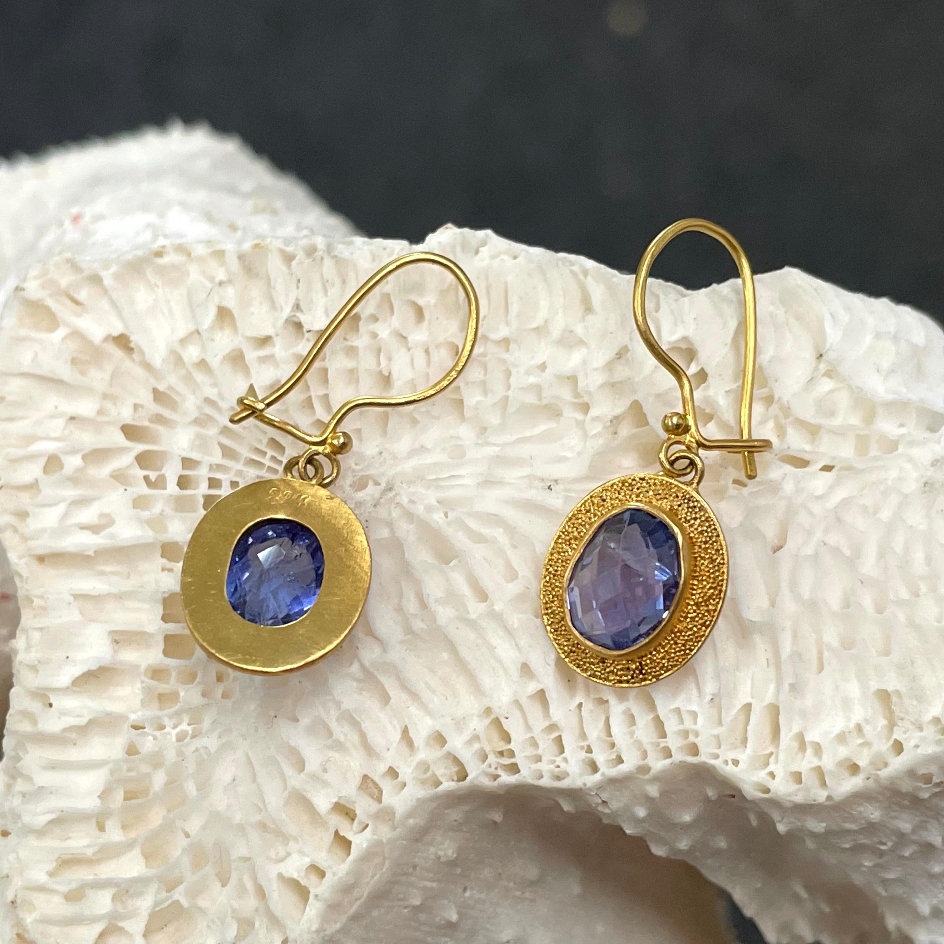 Contemporary Steven Battelle 3.7 Carats Tanzanite 22K Gold Wire Earrings For Sale