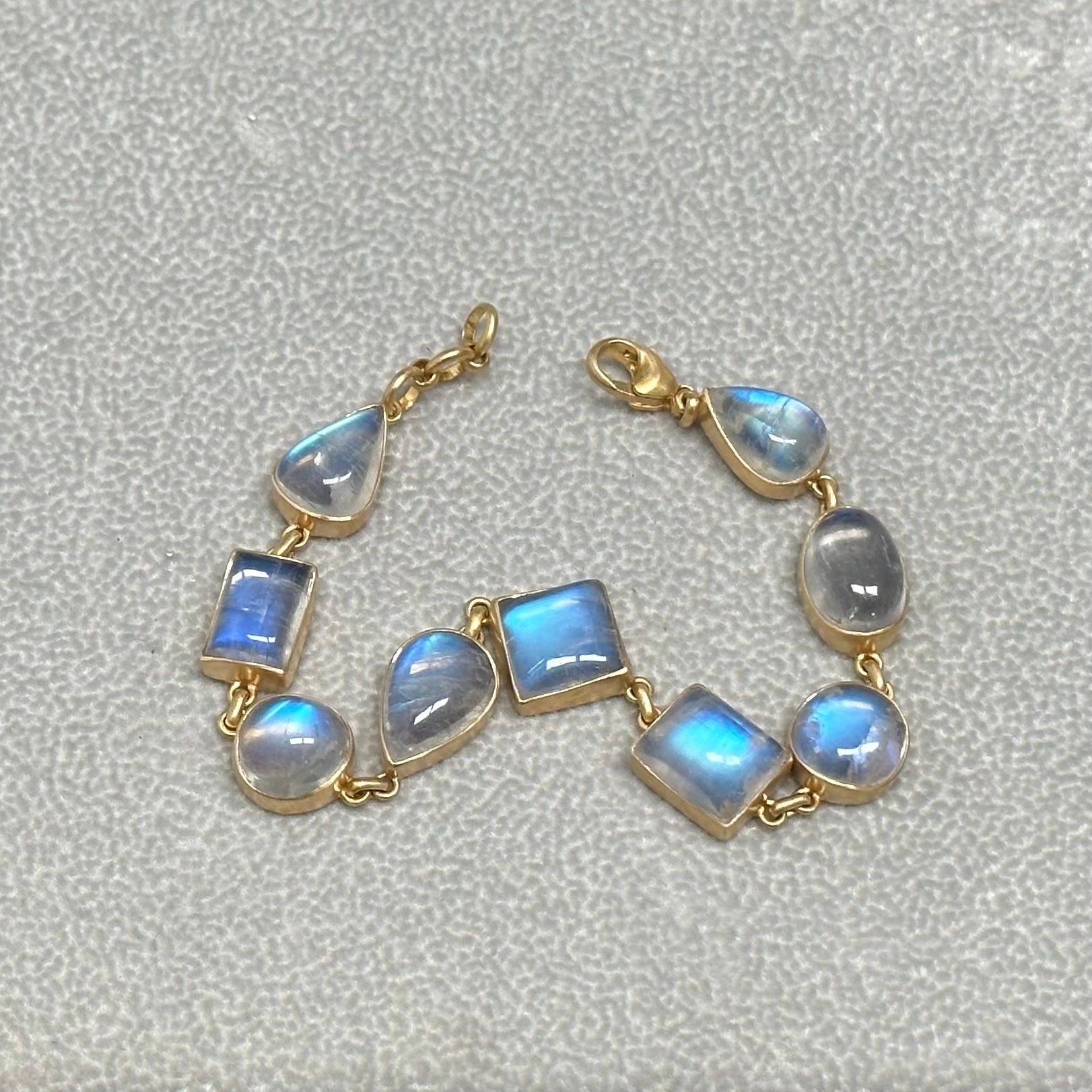 Steven Battelle 37.3 Carats Cabochon Rainbow Moonstone 18k Gold Bracelet In New Condition For Sale In Soquel, CA