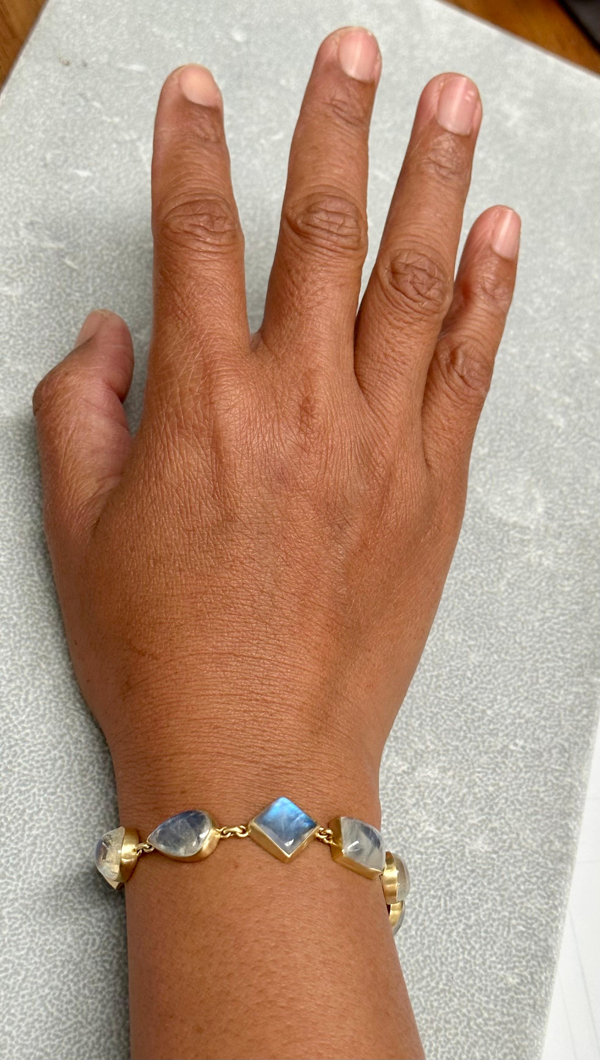 Steven Battelle Bracelet en or 18 carats avec cabochon de pierre de lune arc-en-ciel de 37.3 carats en vente 3