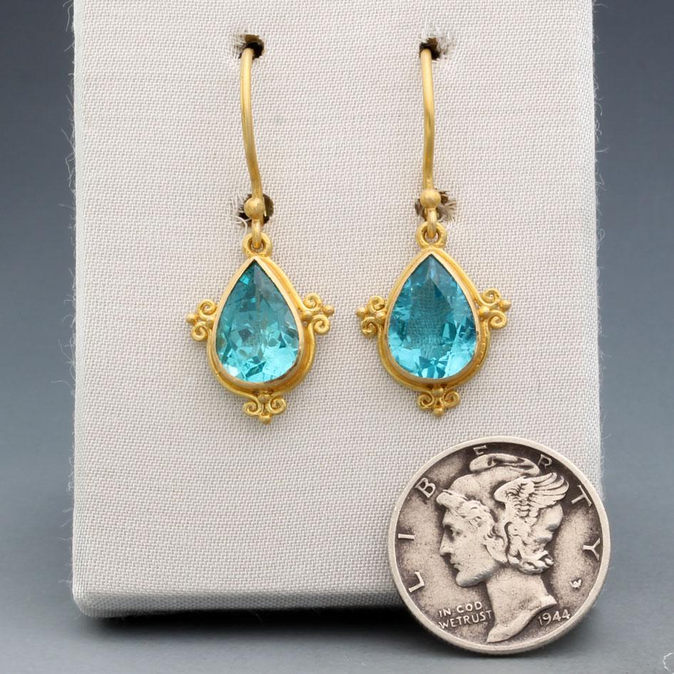Contemporaneo Steven Battelle Orecchini a filo in oro 18 carati con apatite 3,8 carati in vendita