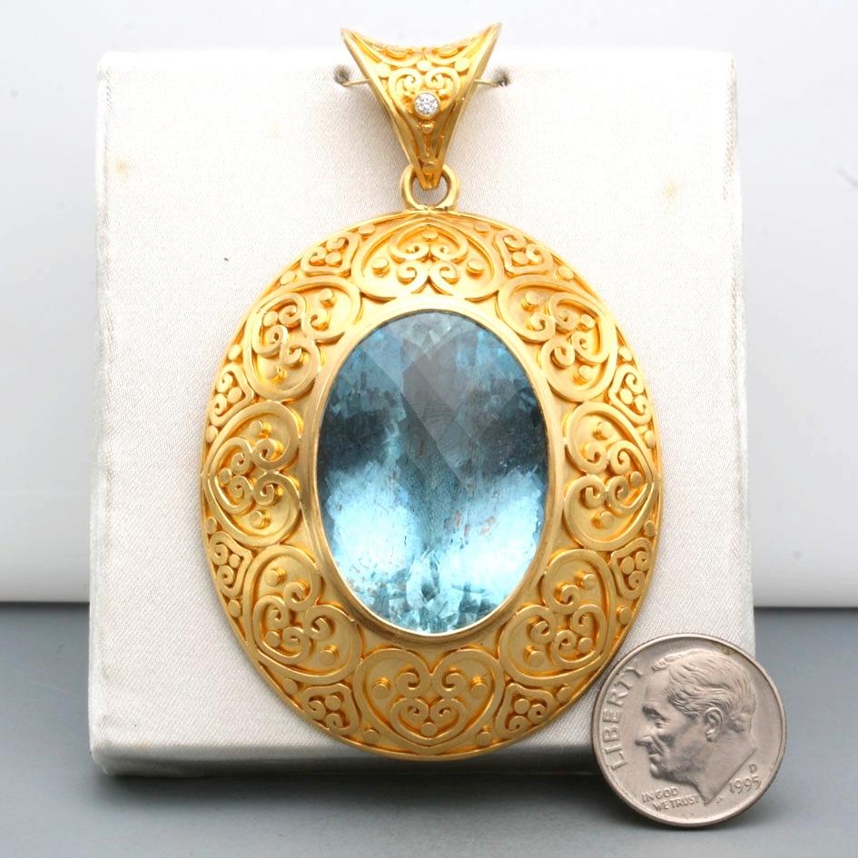 Taille ovale Steven Battelle, pendentif aigue-marine 38 carats en or 22 carats en vente