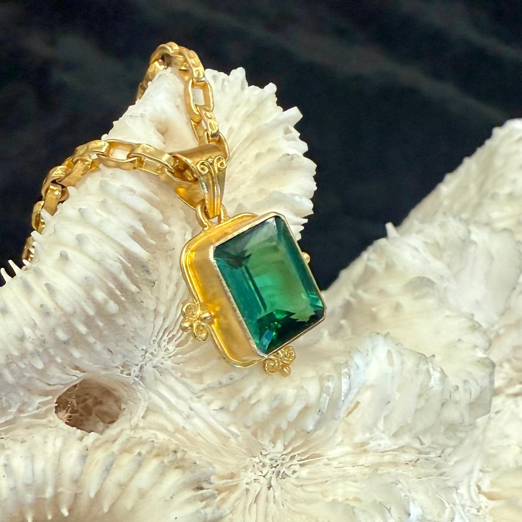 Ciondolo in oro 18K con tormalina verde da 3,8 carati di Steven Battelle in vendita 4