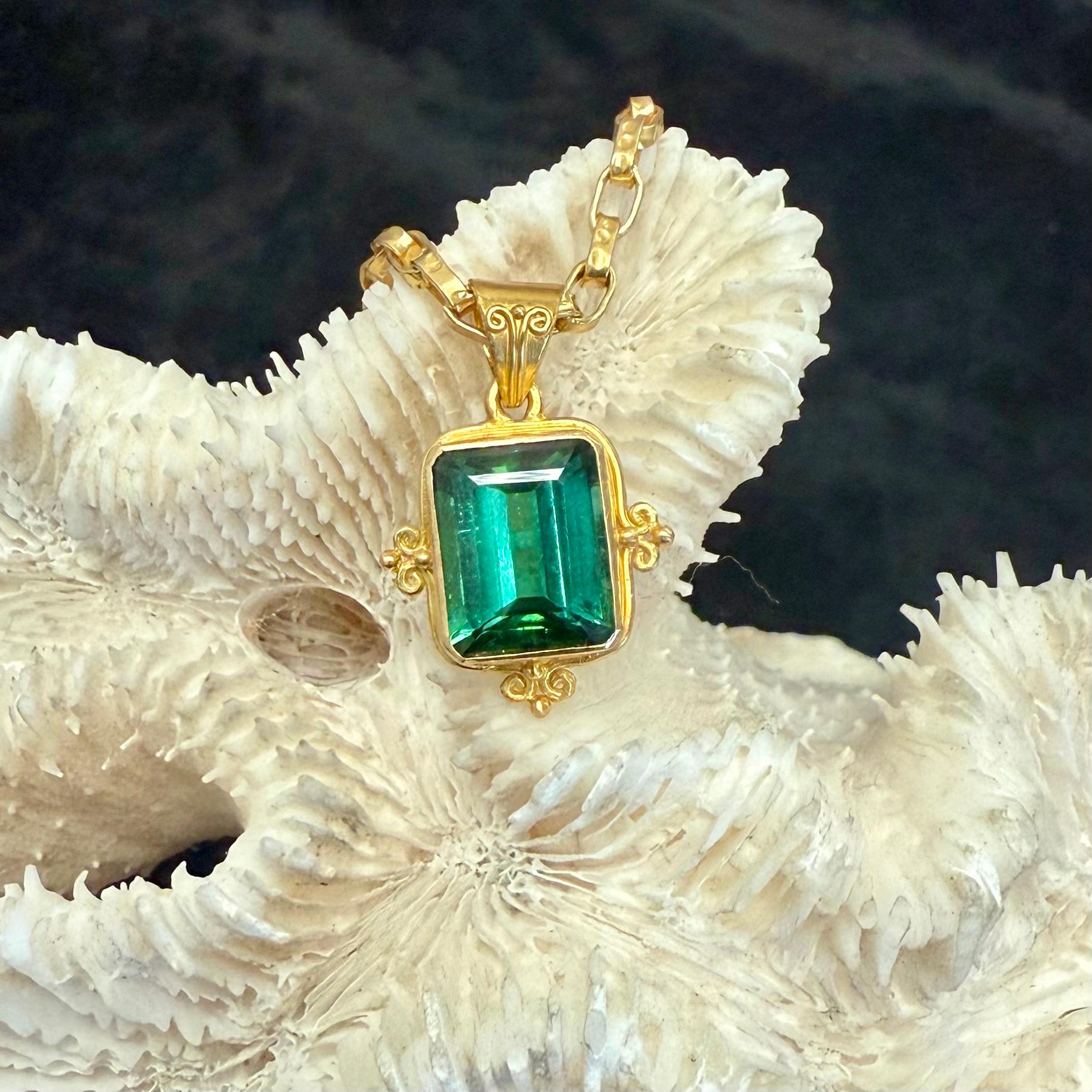 Ciondolo in oro 18K con tormalina verde da 3,8 carati di Steven Battelle in vendita 6