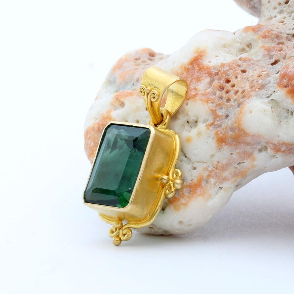 Contemporaneo Ciondolo in oro 18K con tormalina verde da 3,8 carati di Steven Battelle in vendita