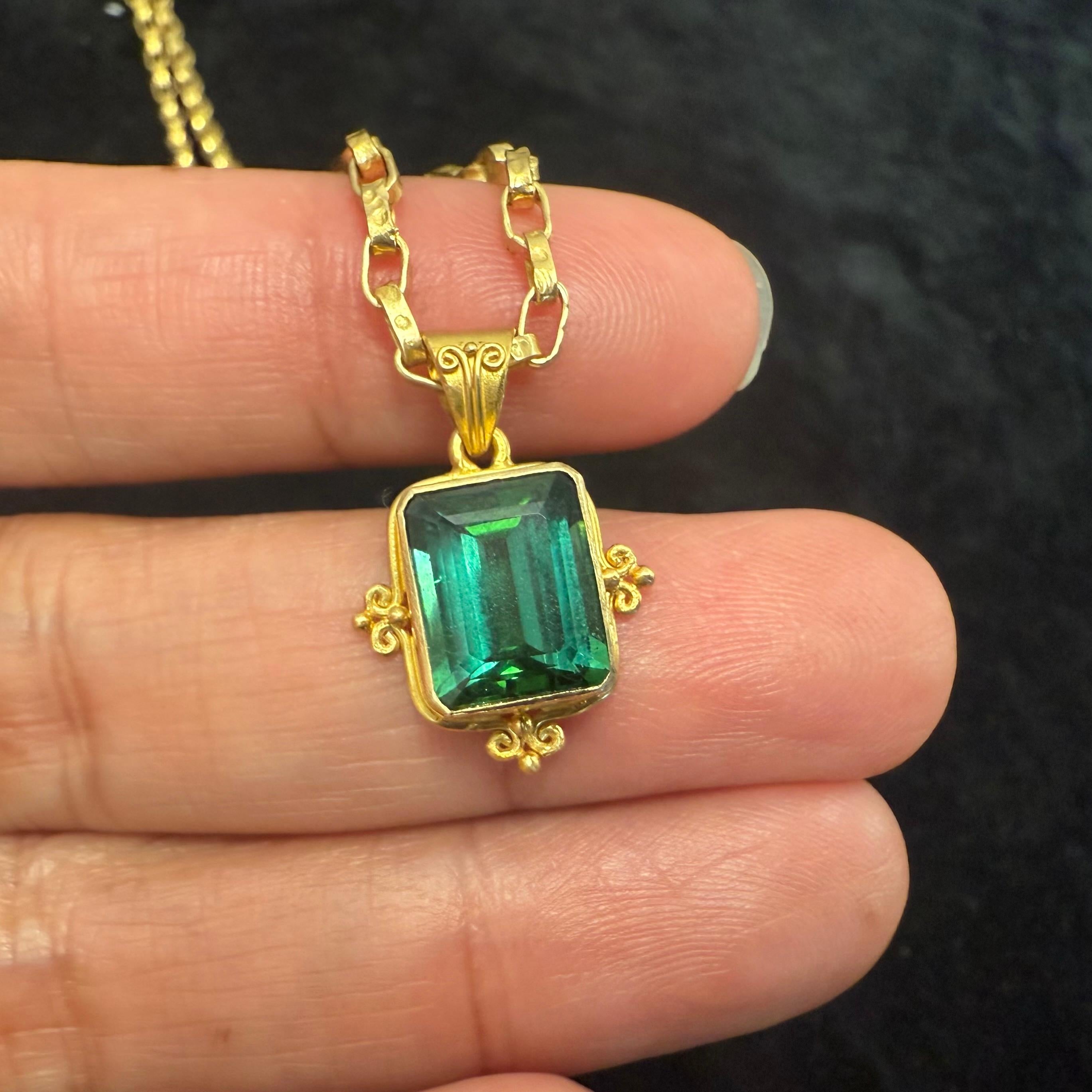 Taglio cuscino Ciondolo in oro 18K con tormalina verde da 3,8 carati di Steven Battelle in vendita