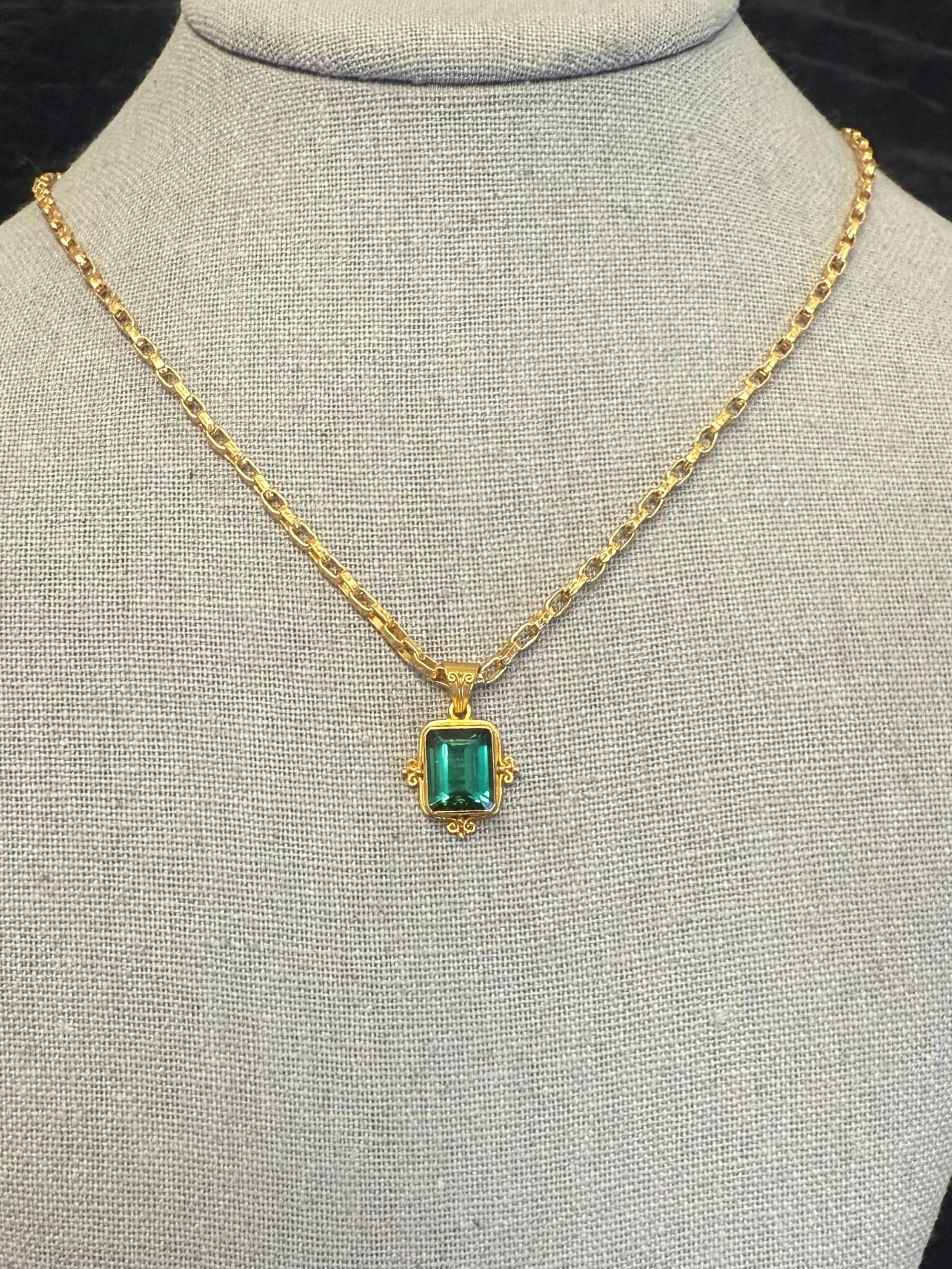 Ciondolo in oro 18K con tormalina verde da 3,8 carati di Steven Battelle in vendita 1