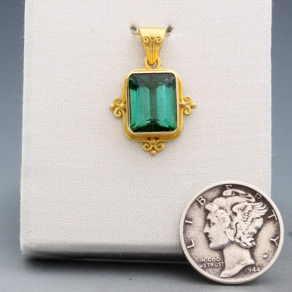 Ciondolo in oro 18K con tormalina verde da 3,8 carati di Steven Battelle in vendita 2