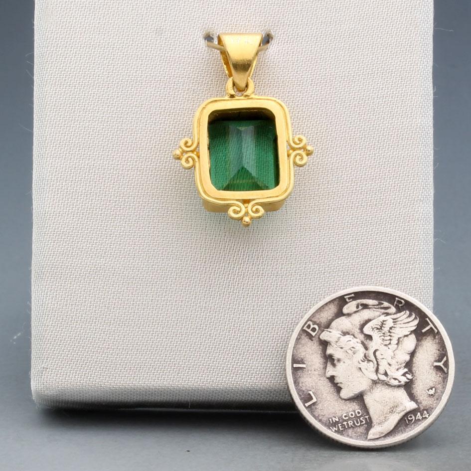 Ciondolo in oro 18K con tormalina verde da 3,8 carati di Steven Battelle in vendita 3