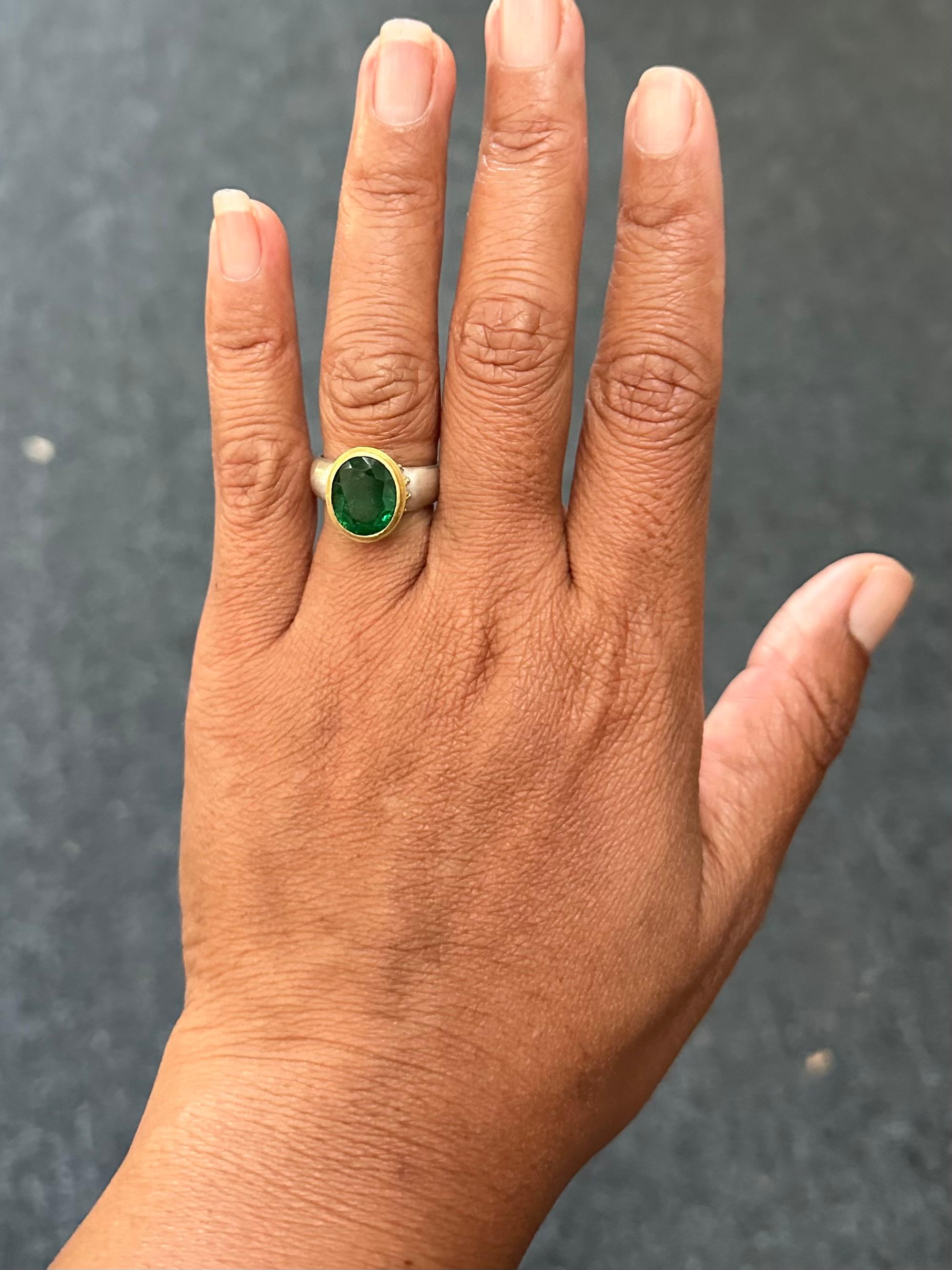 Steven Battelle 3.9 Carats Emerald Silver Granulated 22K Gold Ring For Sale 4