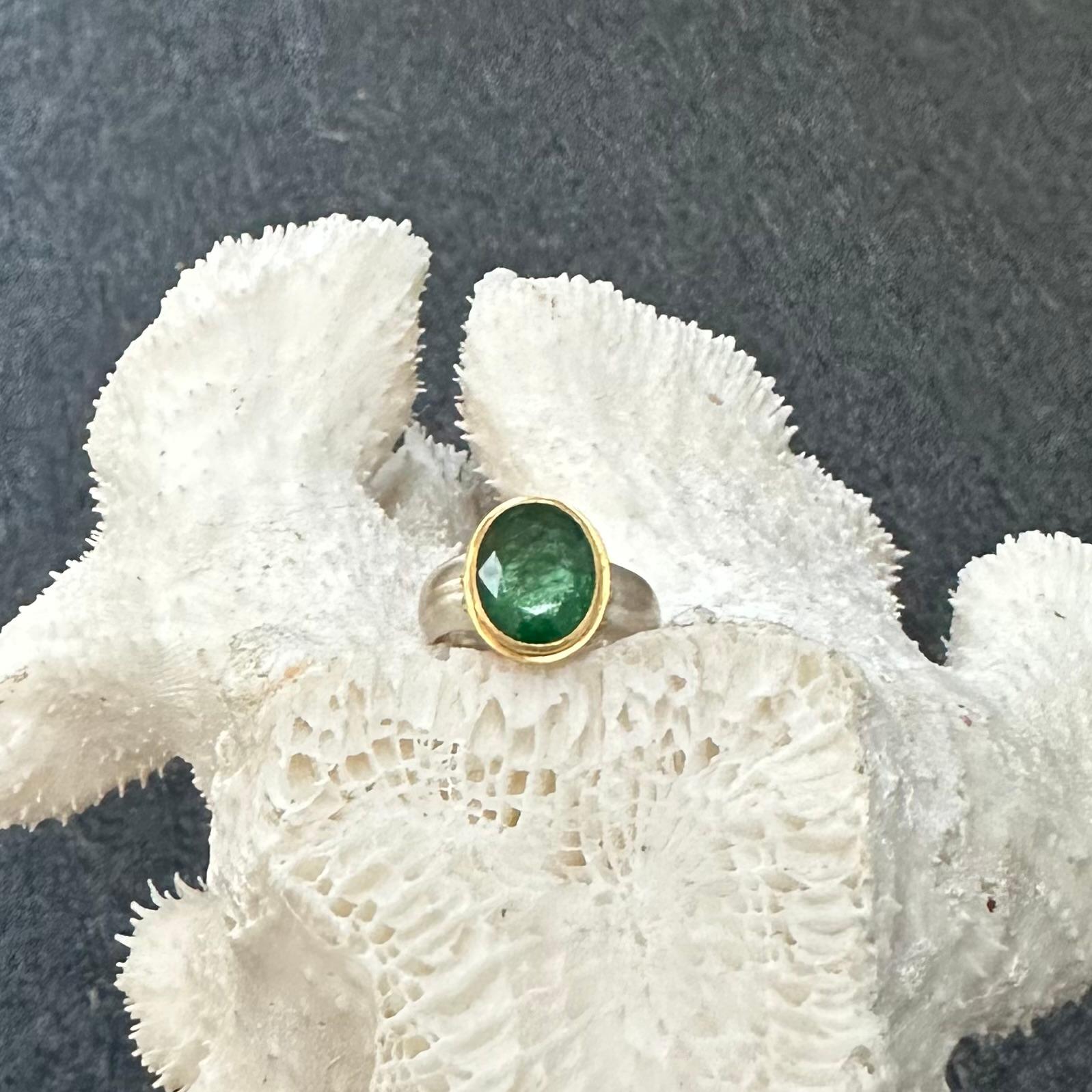 Steven Battelle 3.9 Carats Emerald Silver Granulated 22K Gold Ring For Sale 7