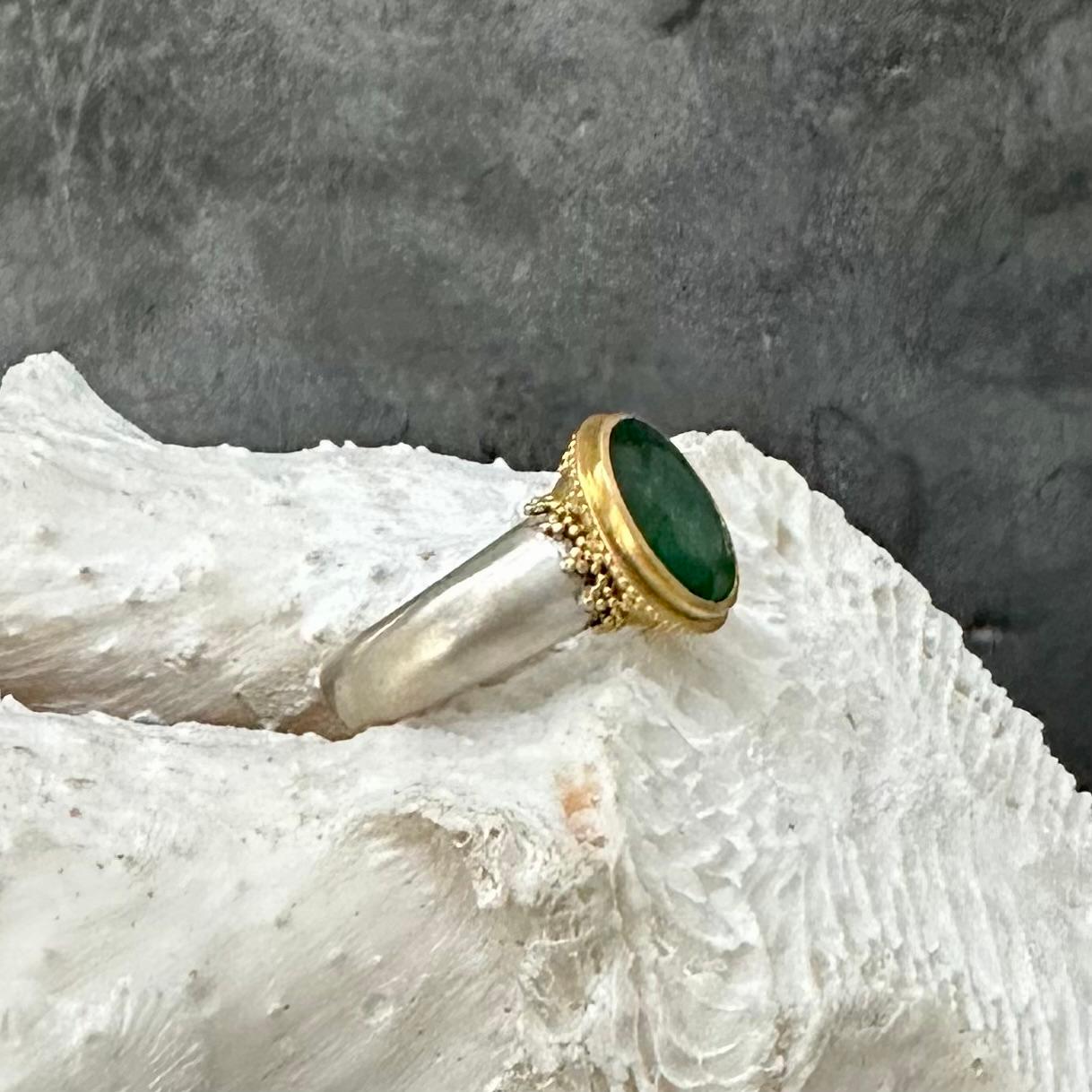Steven Battelle 3.9 Carats Emerald Silver Granulated 22K Gold Ring For Sale 8