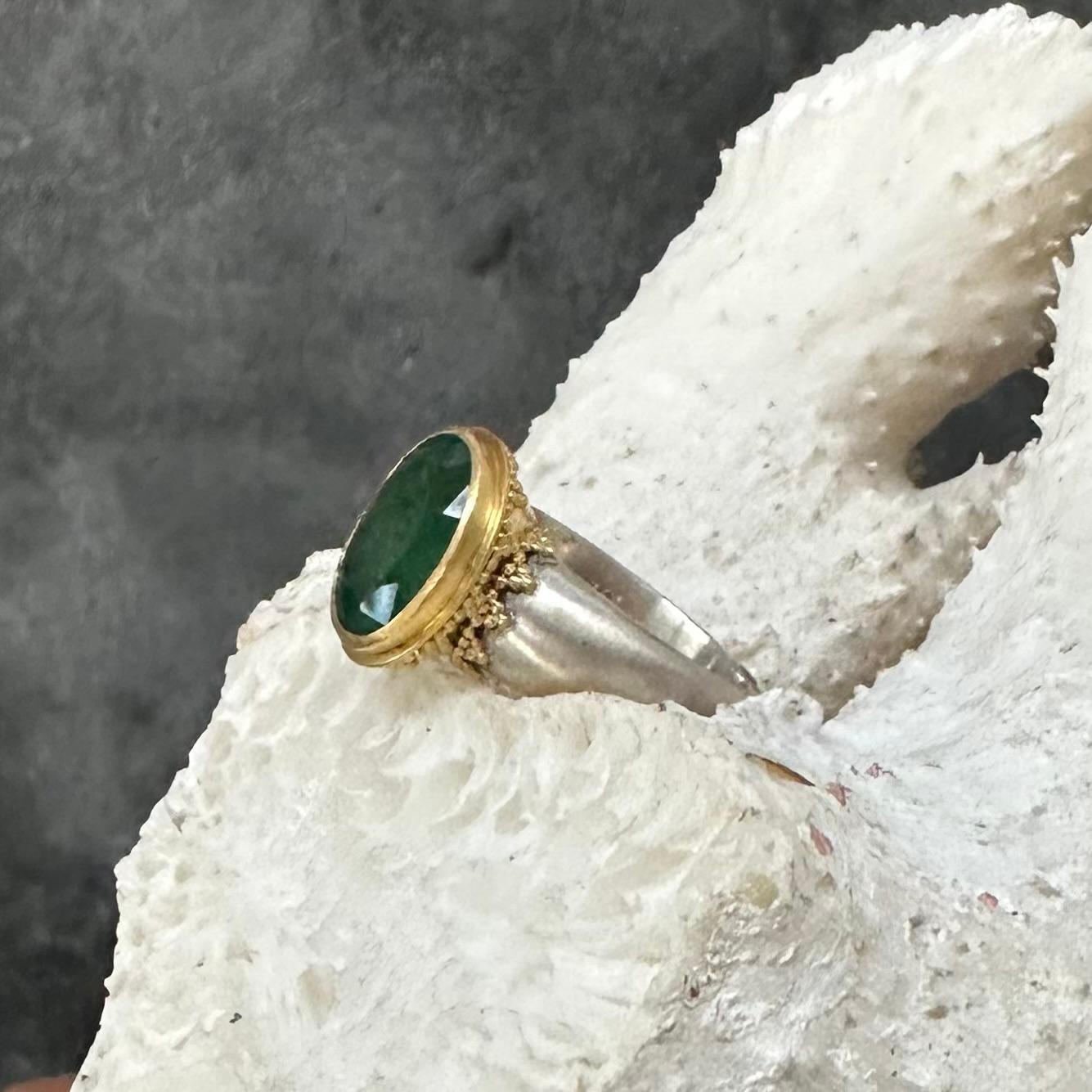 Steven Battelle 3.9 Carats Emerald Silver Granulated 22K Gold Ring For Sale 9