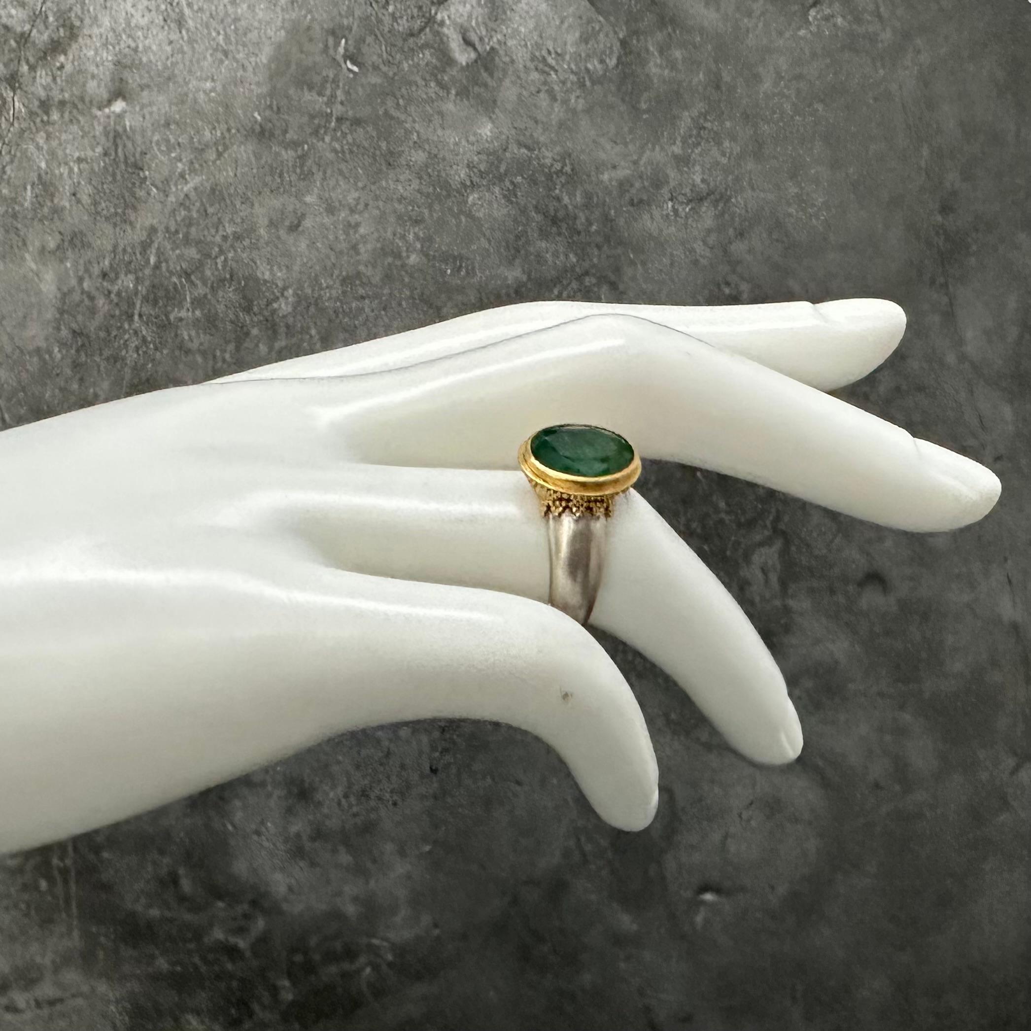 Steven Battelle 3.9 Carats Emerald Silver Granulated 22K Gold Ring For Sale 10