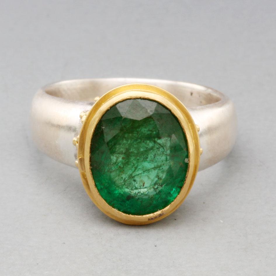 Contemporary Steven Battelle 3.9 Carats Emerald Silver Granulated 22K Gold Ring For Sale