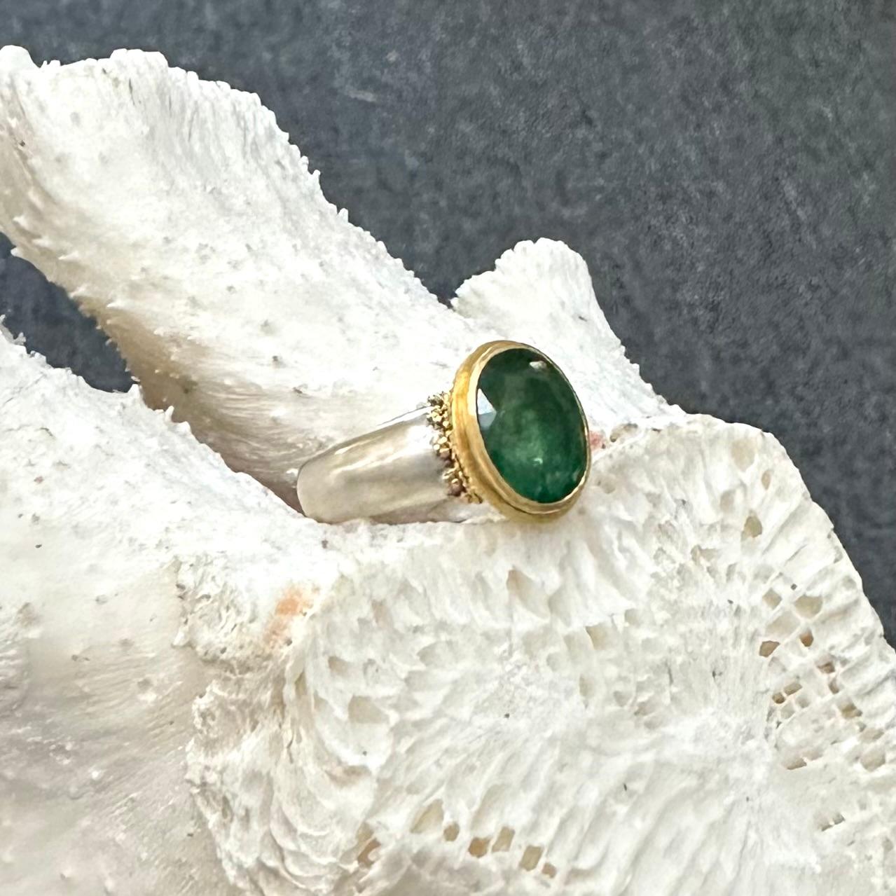 Steven Battelle 3.9 Carats Emerald Silver Granulated 22K Gold Ring In New Condition For Sale In Soquel, CA