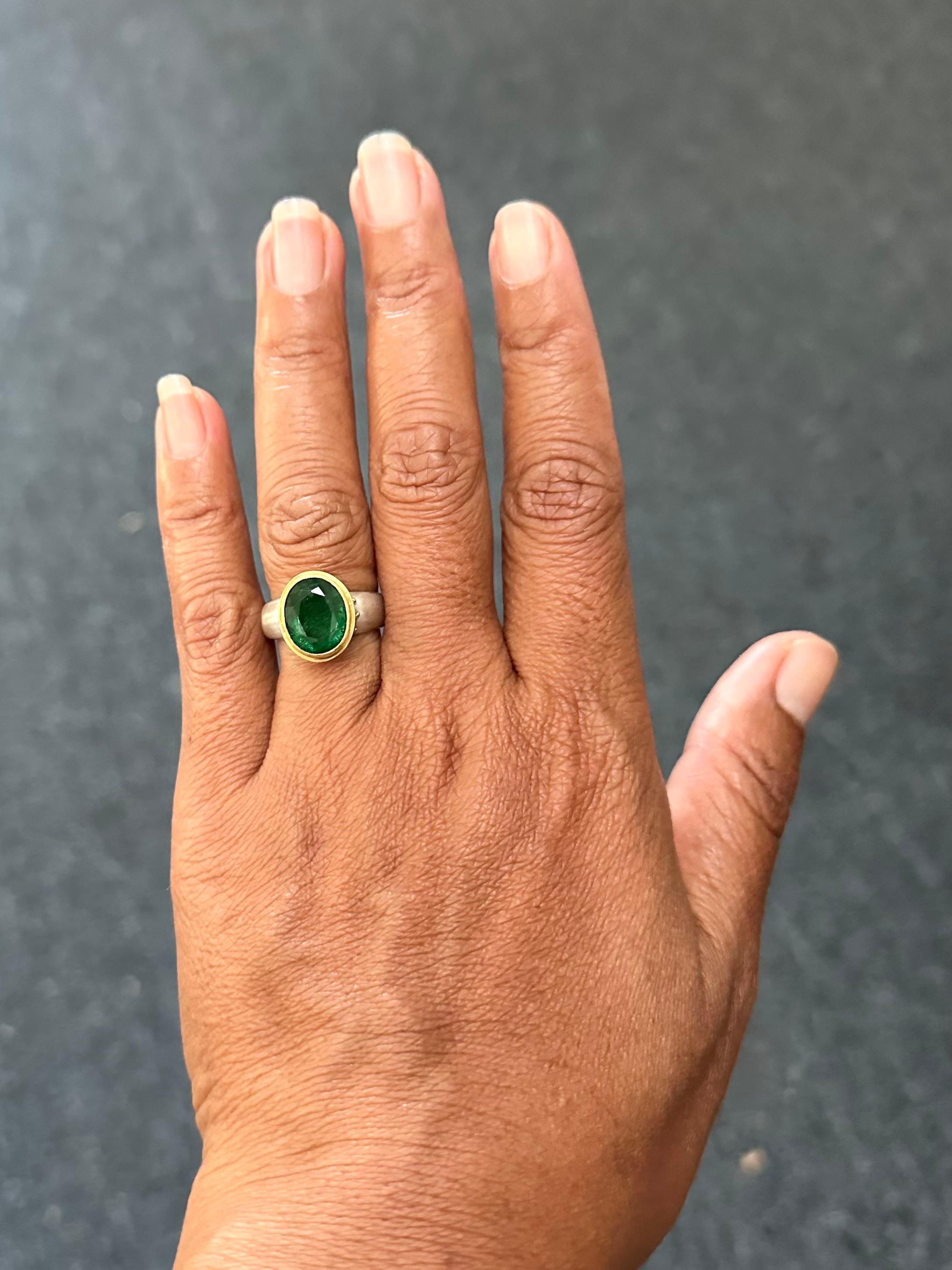 Steven Battelle 3.9 Carats Emerald Silver Granulated 22K Gold Ring For Sale 1