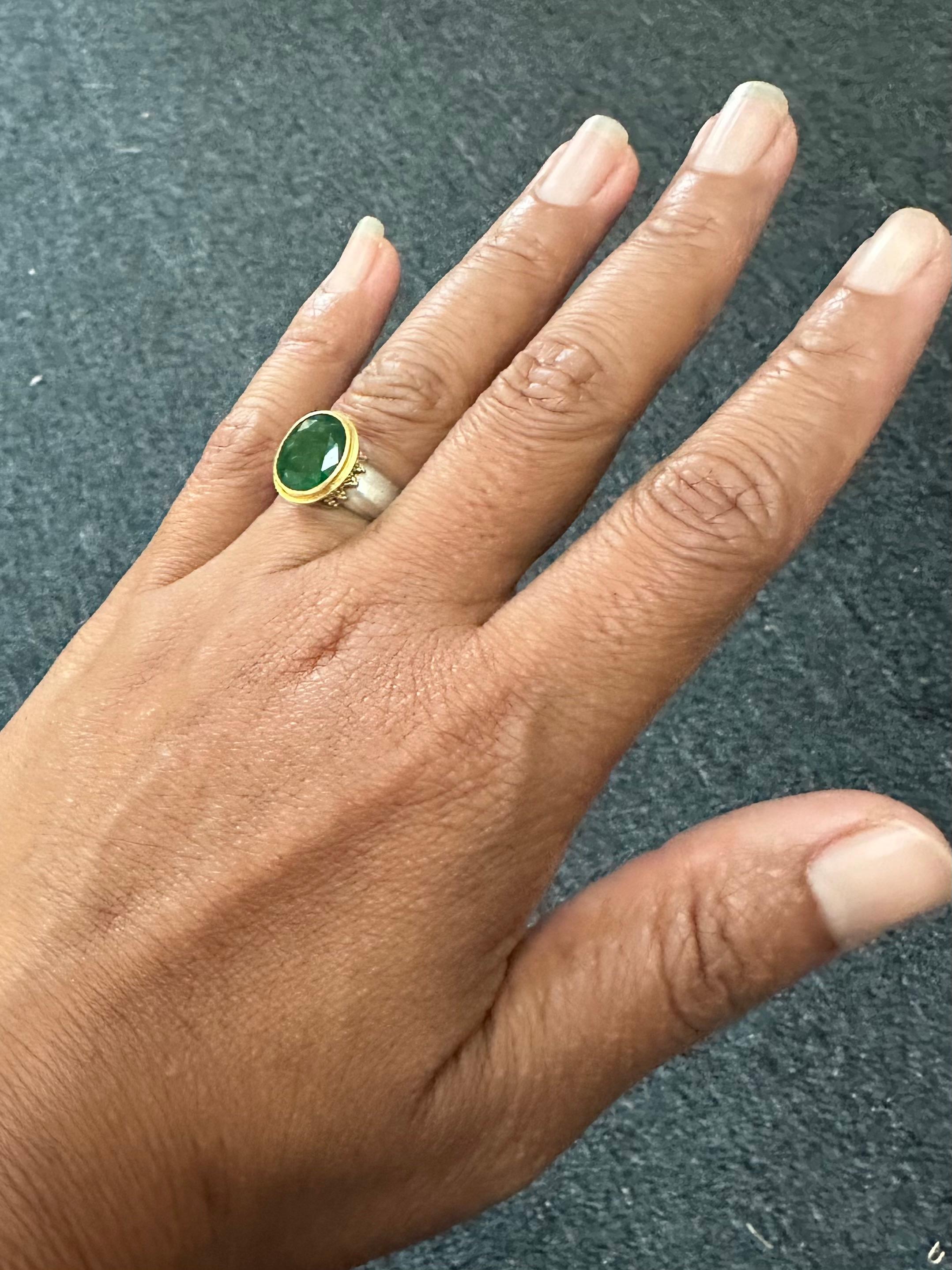 Steven Battelle 3.9 Carats Emerald Silver Granulated 22K Gold Ring For Sale 2