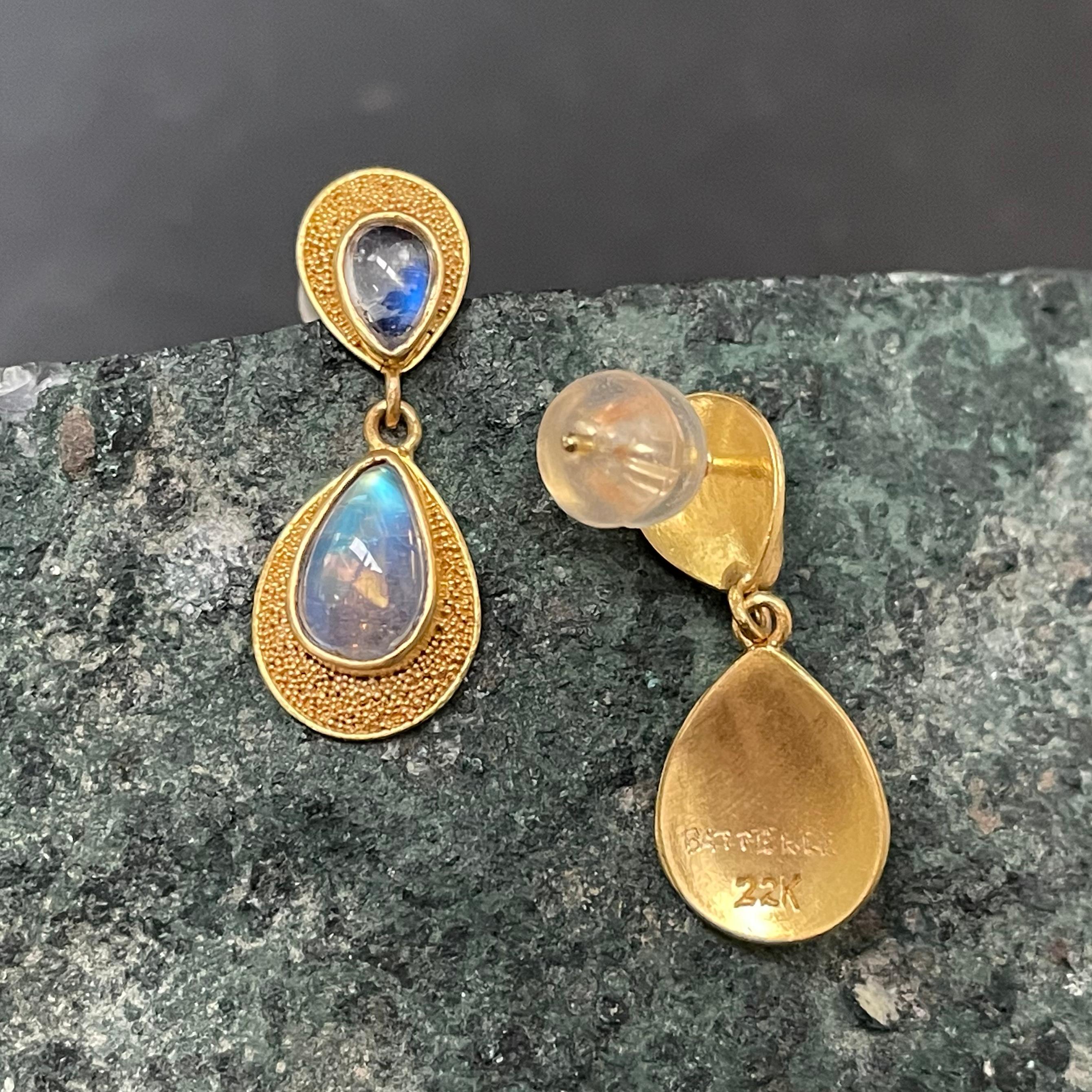 Steven Battelle 3.9 Carats Rainbow Moonstone 22K Gold Post Earrings In New Condition For Sale In Soquel, CA