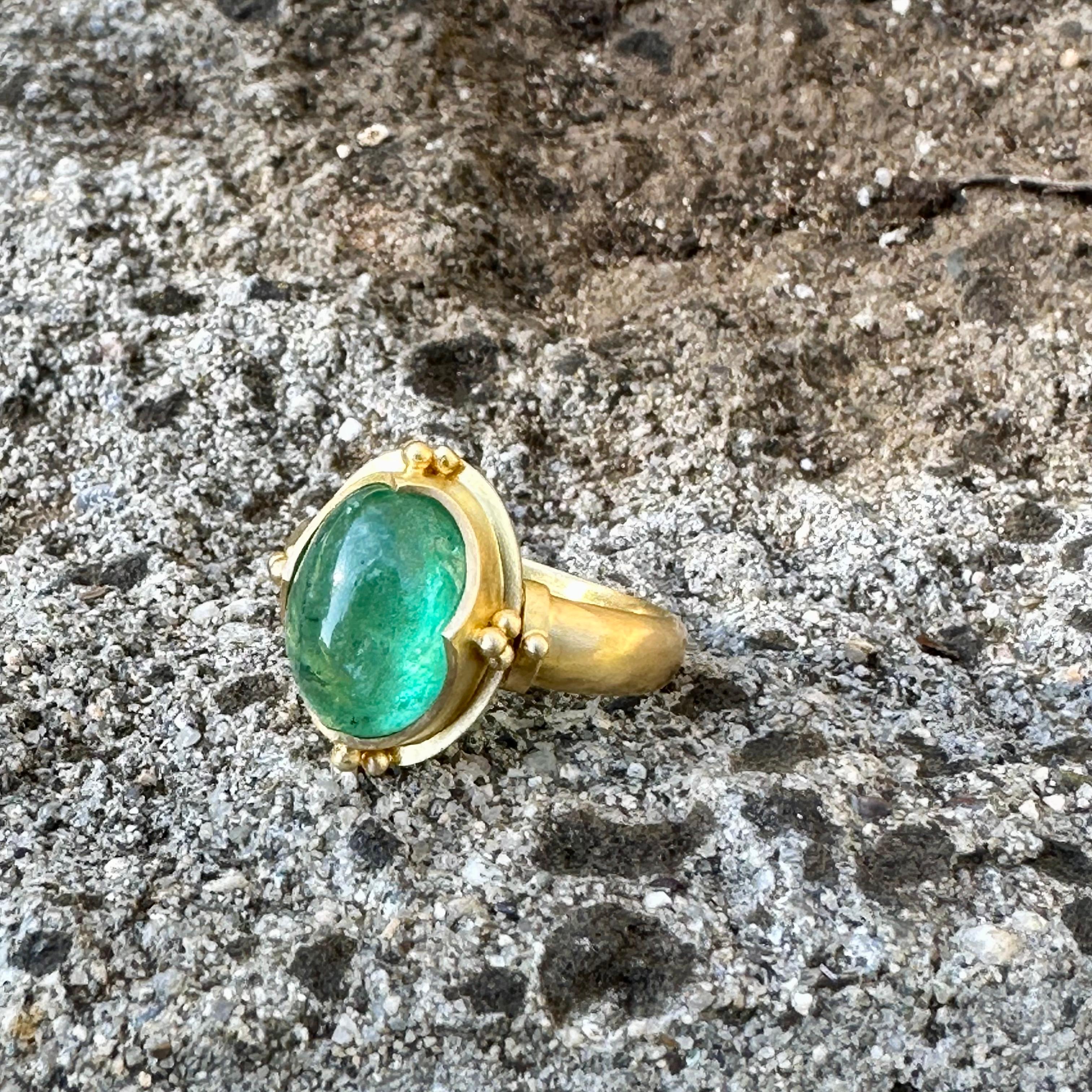 Steven Battelle 4.0 Carats Cabochon Emerald 18K Gold Ring For Sale 4