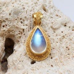 Steven Battelle 4.0 Carats Rainbow Moonstone 22K Granulated Gold Pendant