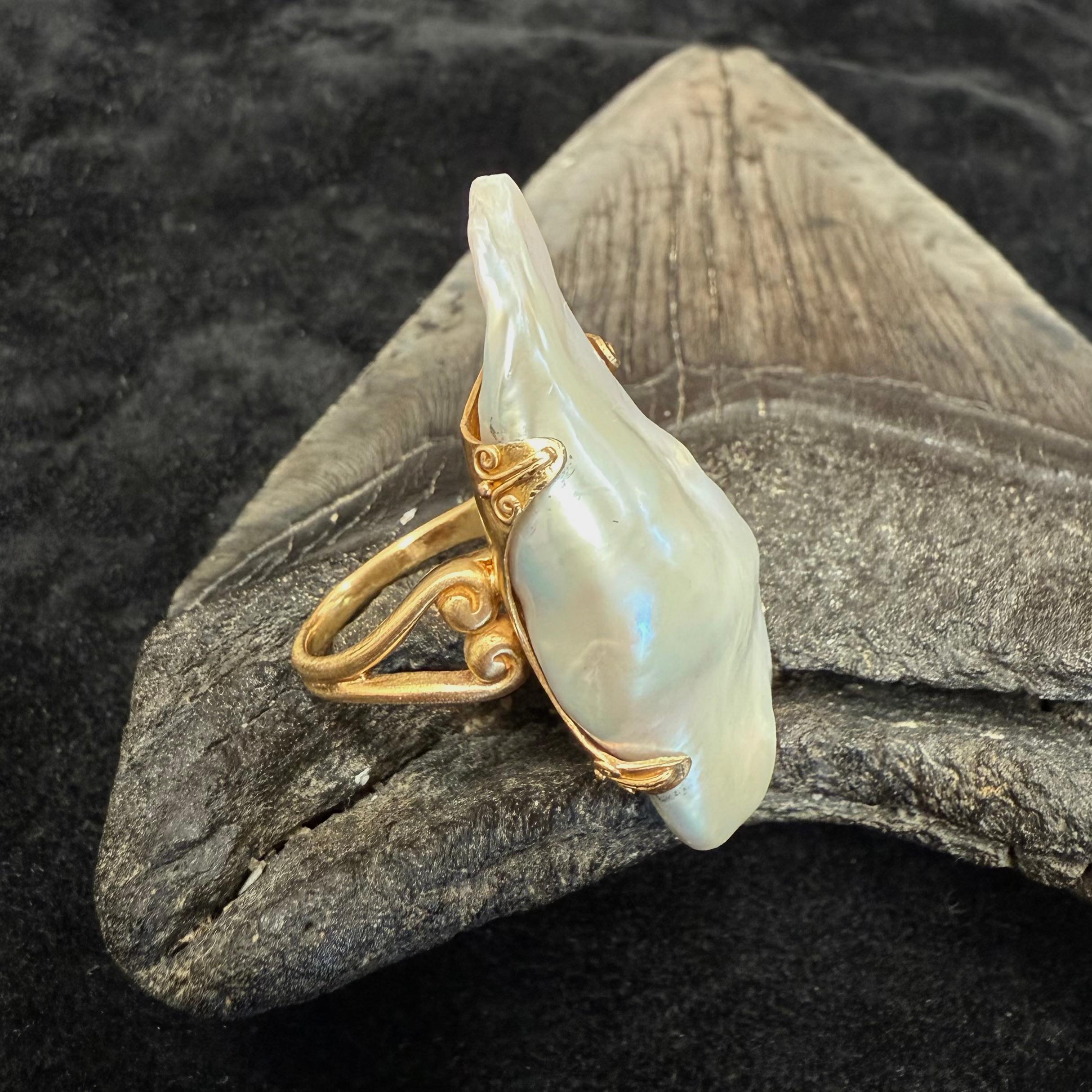 Bague en or 18 carats Steven Battelle 40,5 carats de perles d'eau douce blanches Unisexe en vente