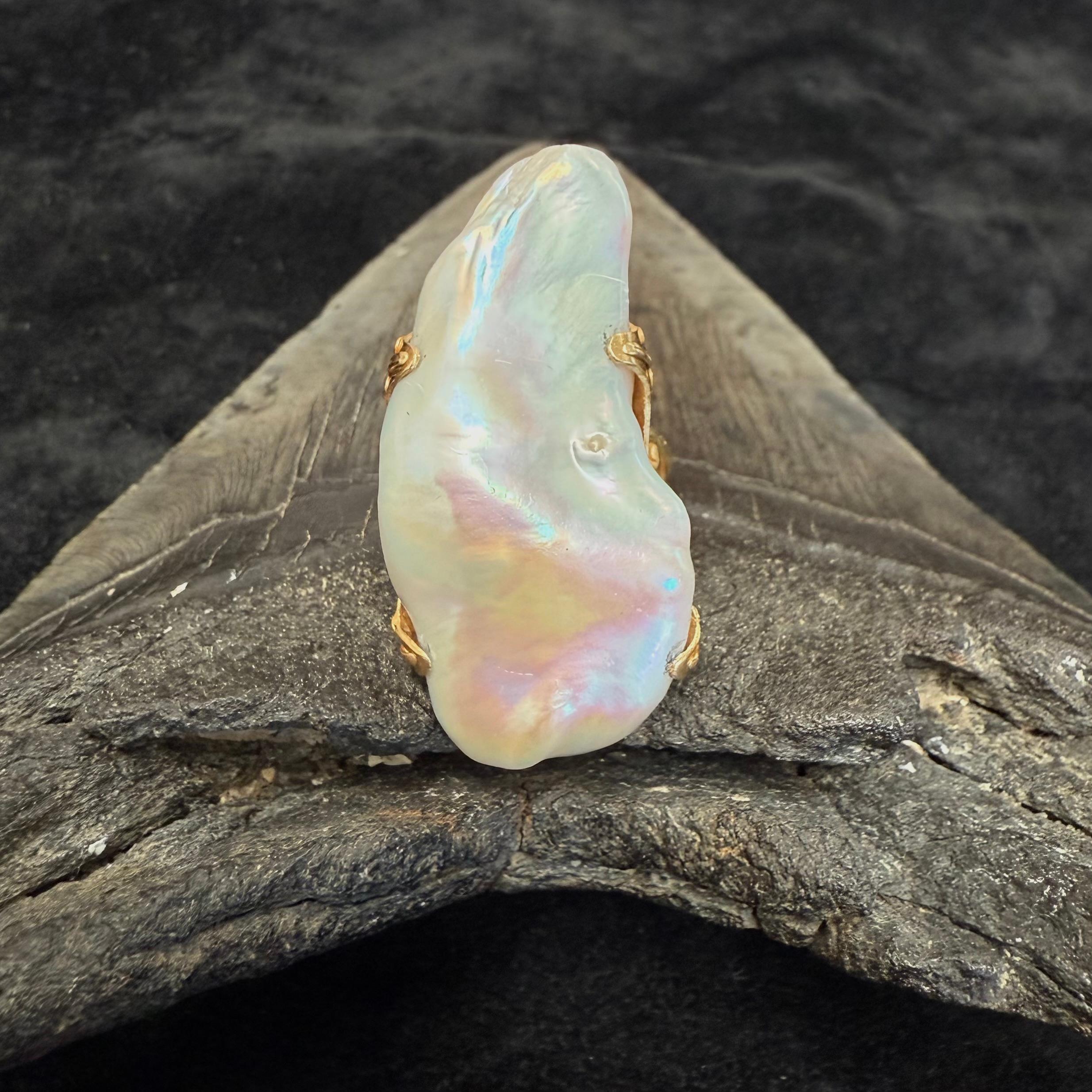 Bague en or 18 carats Steven Battelle 40,5 carats de perles d'eau douce blanches en vente 1