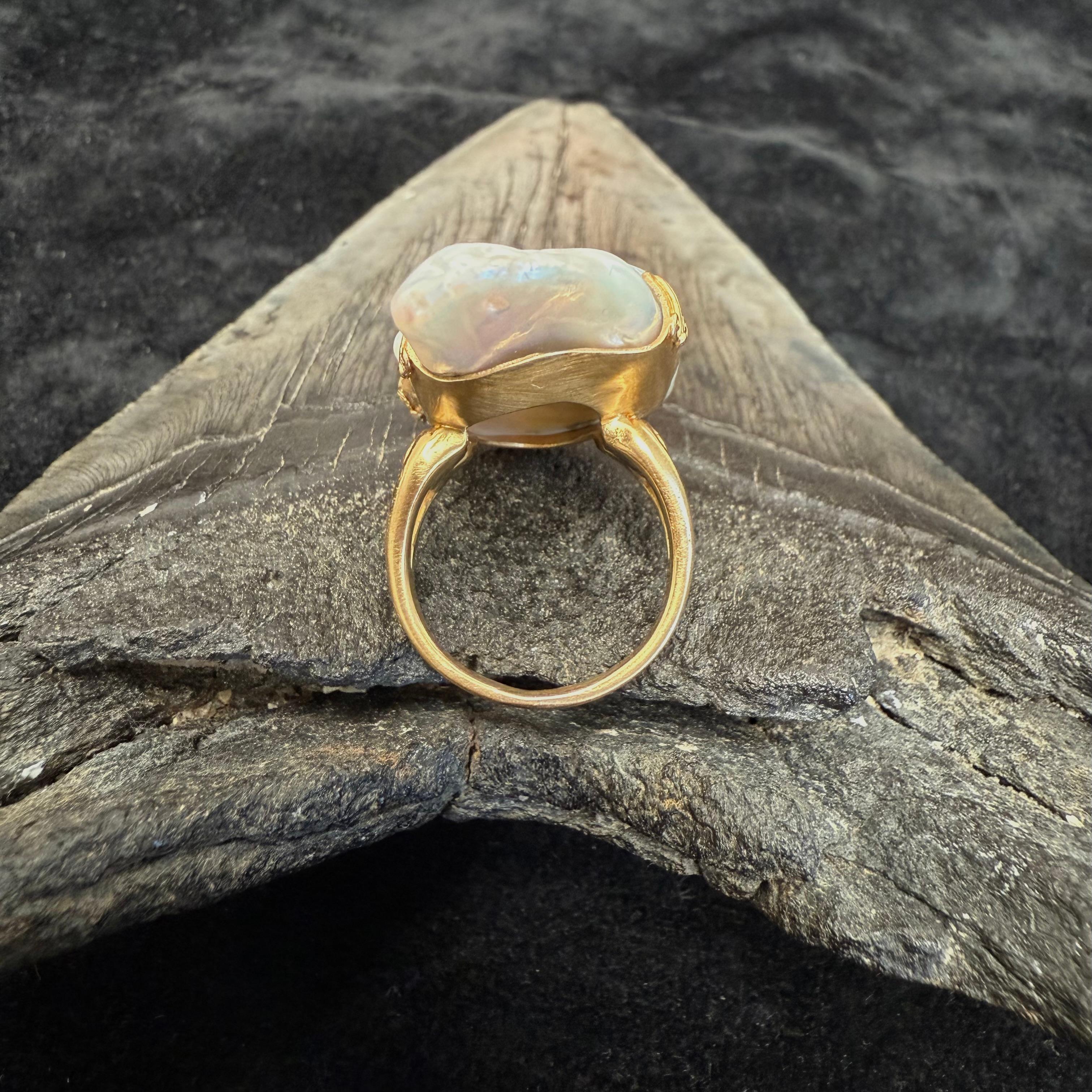 Bague en or 18 carats Steven Battelle 40,5 carats de perles d'eau douce blanches en vente 3