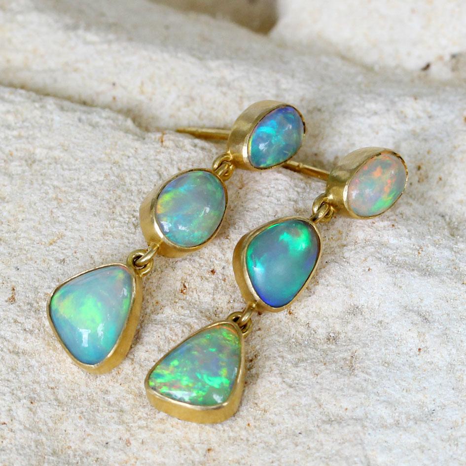 Contemporain Steven Battelle, boucles d'oreilles en or 18 carats avec opale éthiopienne de 4,1 carats en vente
