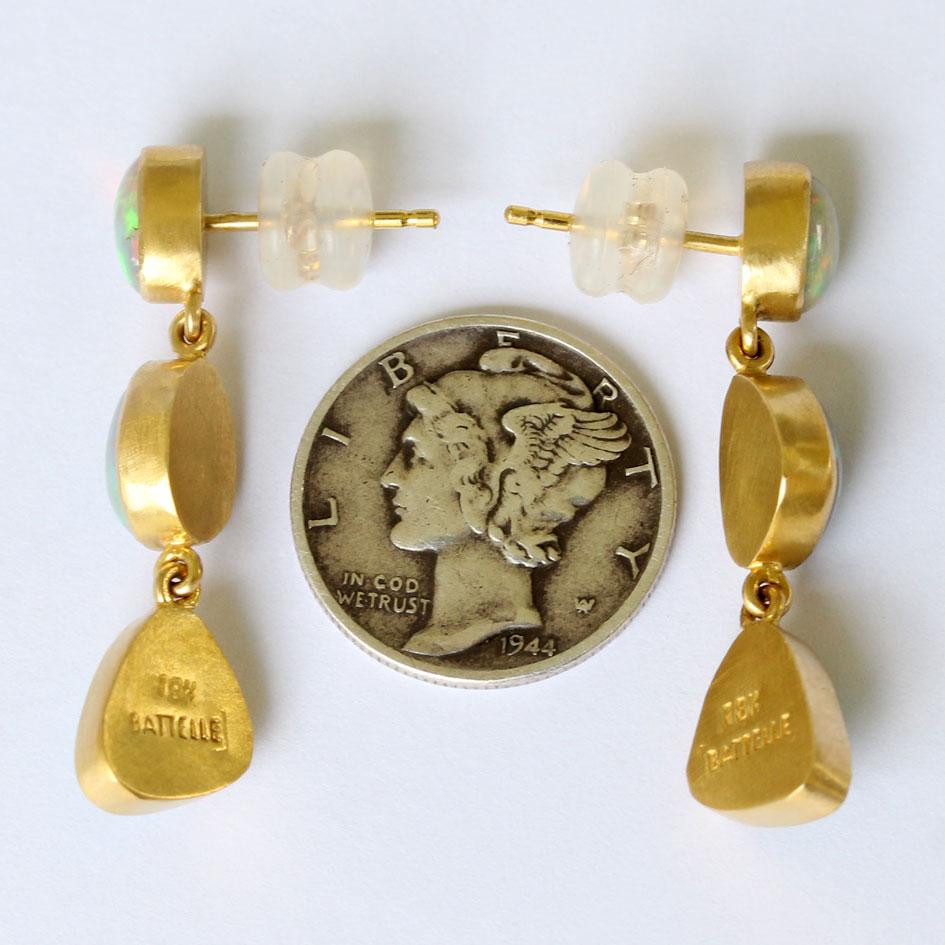 Taille mixte Steven Battelle, boucles d'oreilles en or 18 carats avec opale éthiopienne de 4,1 carats en vente
