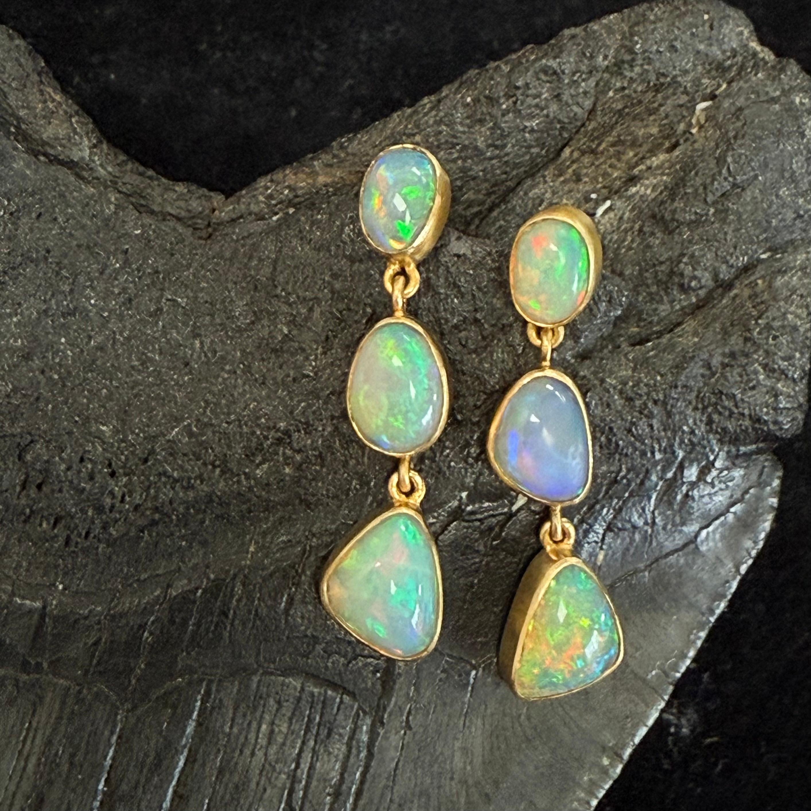 Steven Battelle, boucles d'oreilles en or 18 carats avec opale éthiopienne de 4,1 carats Pour femmes en vente