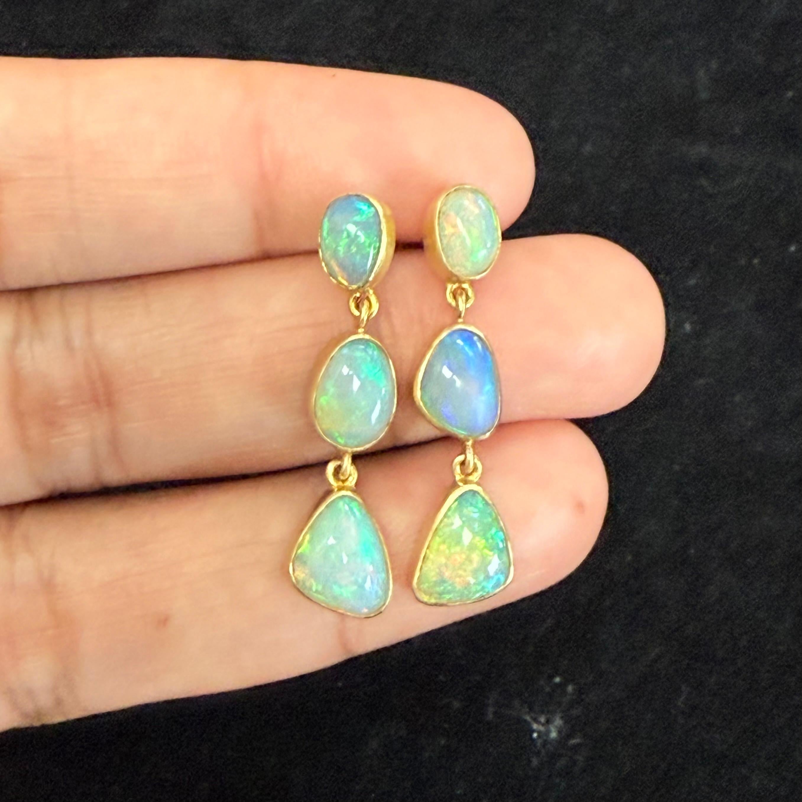 Steven Battelle, boucles d'oreilles en or 18 carats avec opale éthiopienne de 4,1 carats en vente 1