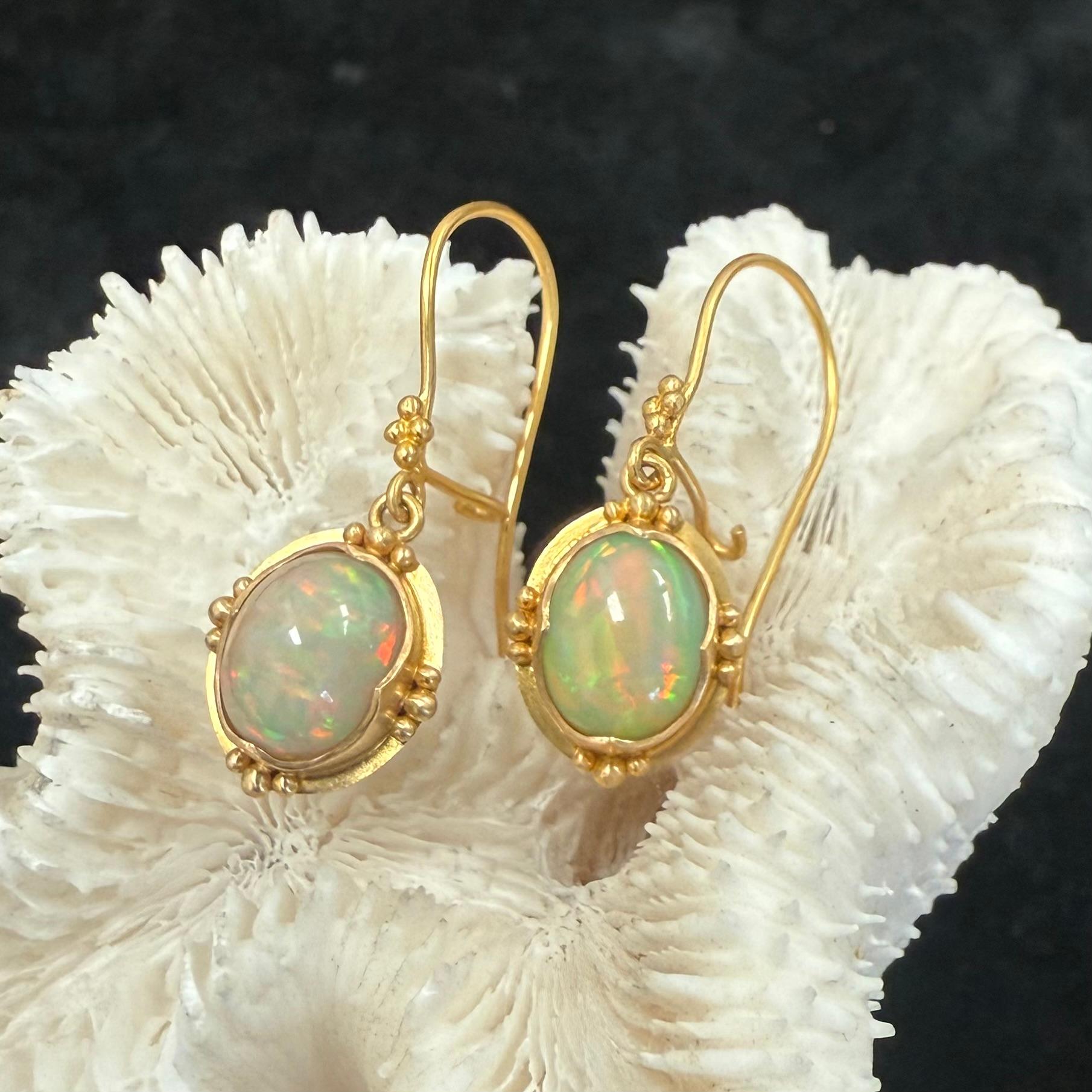 Steven Battelle Orecchini a filo in oro 18K con opale etiope da 4,1 carati in vendita 4