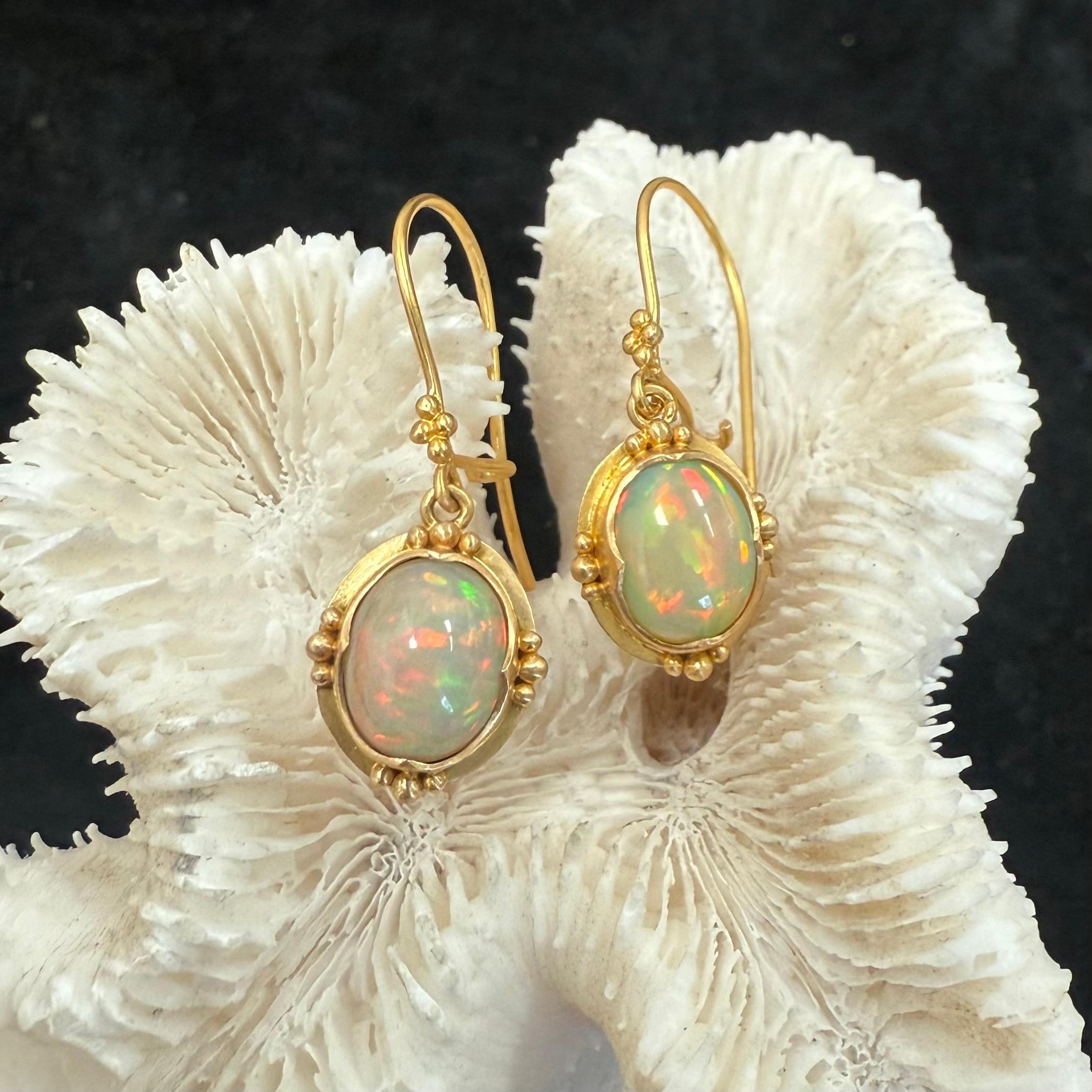 Steven Battelle Orecchini a filo in oro 18K con opale etiope da 4,1 carati in vendita 5