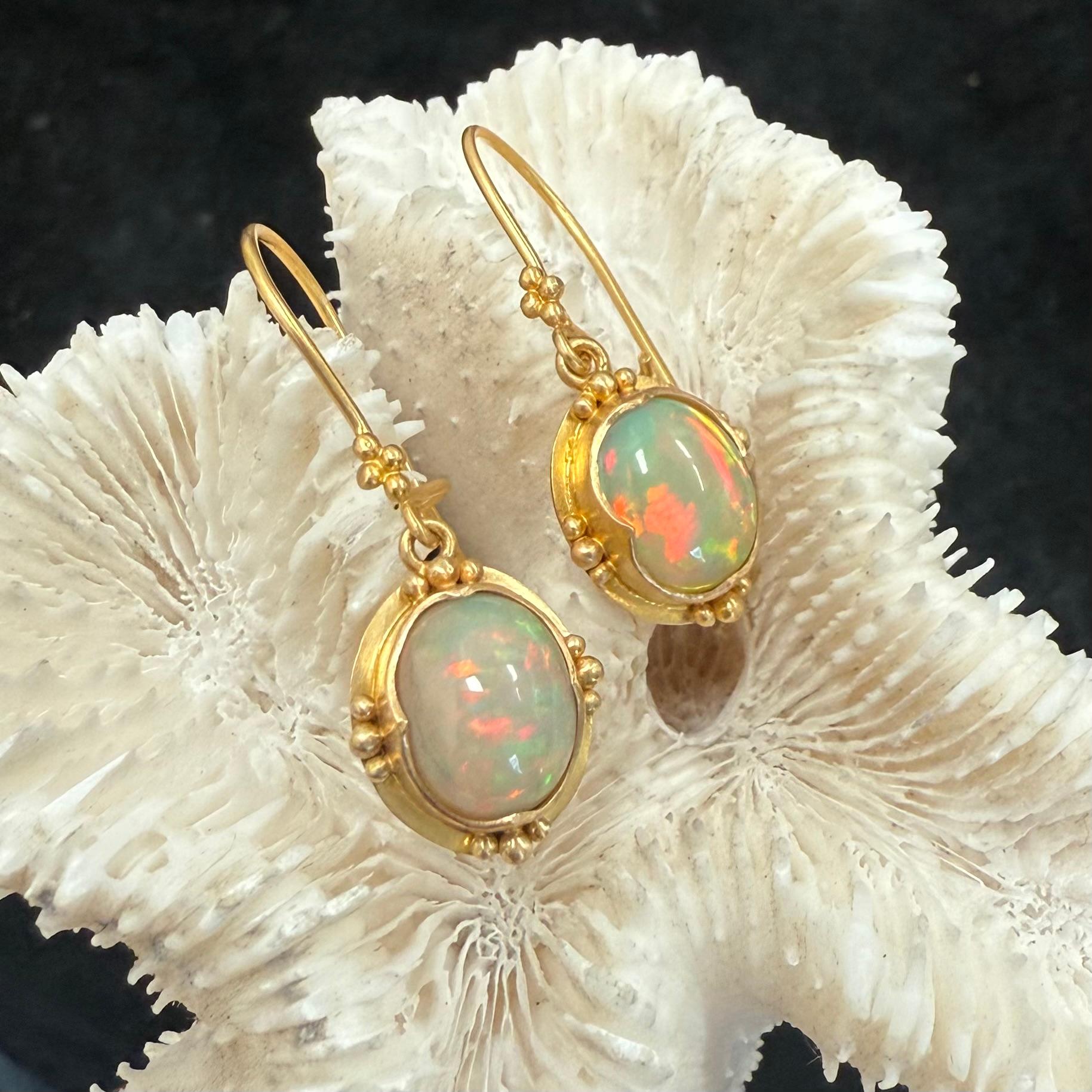 Steven Battelle Orecchini a filo in oro 18K con opale etiope da 4,1 carati in vendita 6