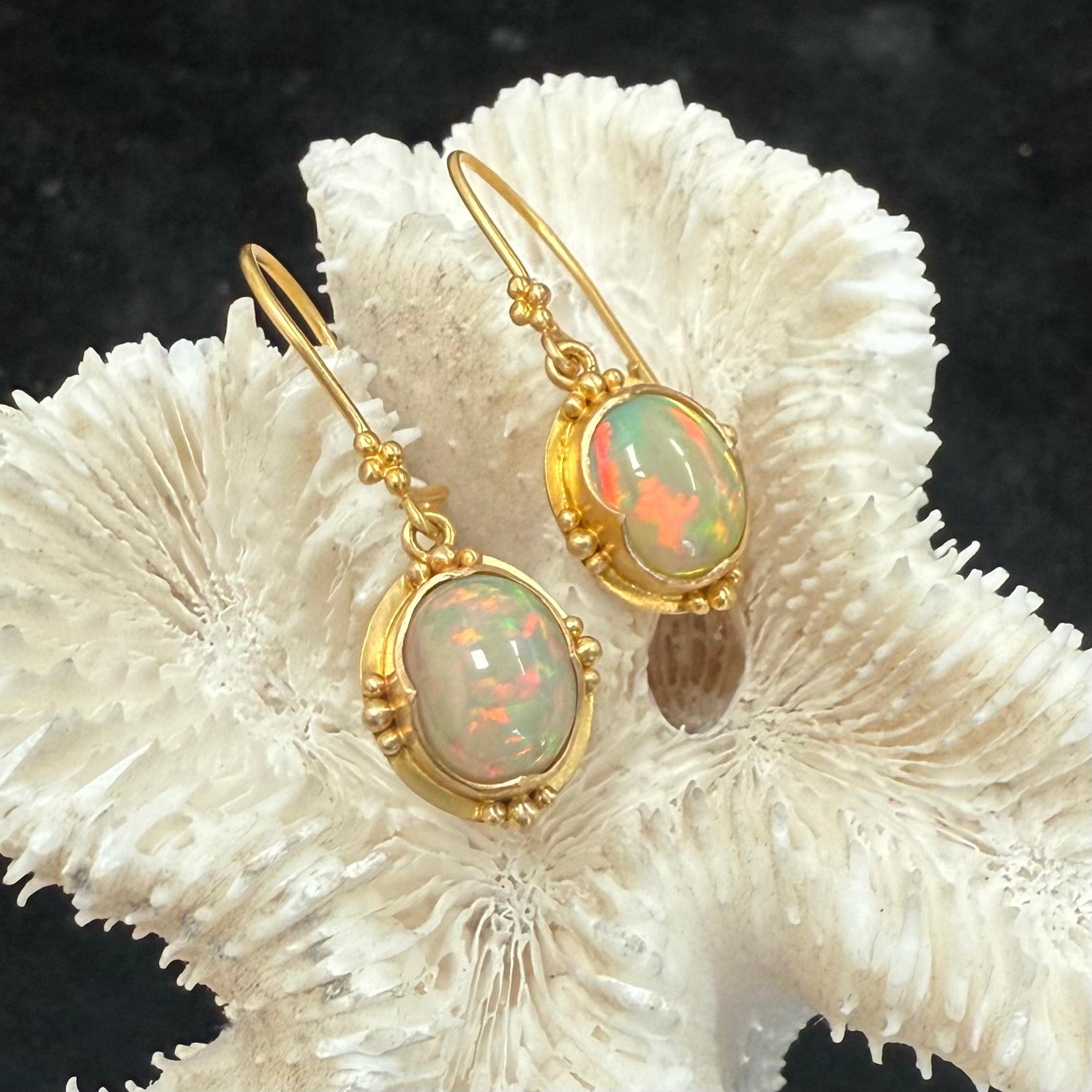 Steven Battelle Orecchini a filo in oro 18K con opale etiope da 4,1 carati in vendita 7