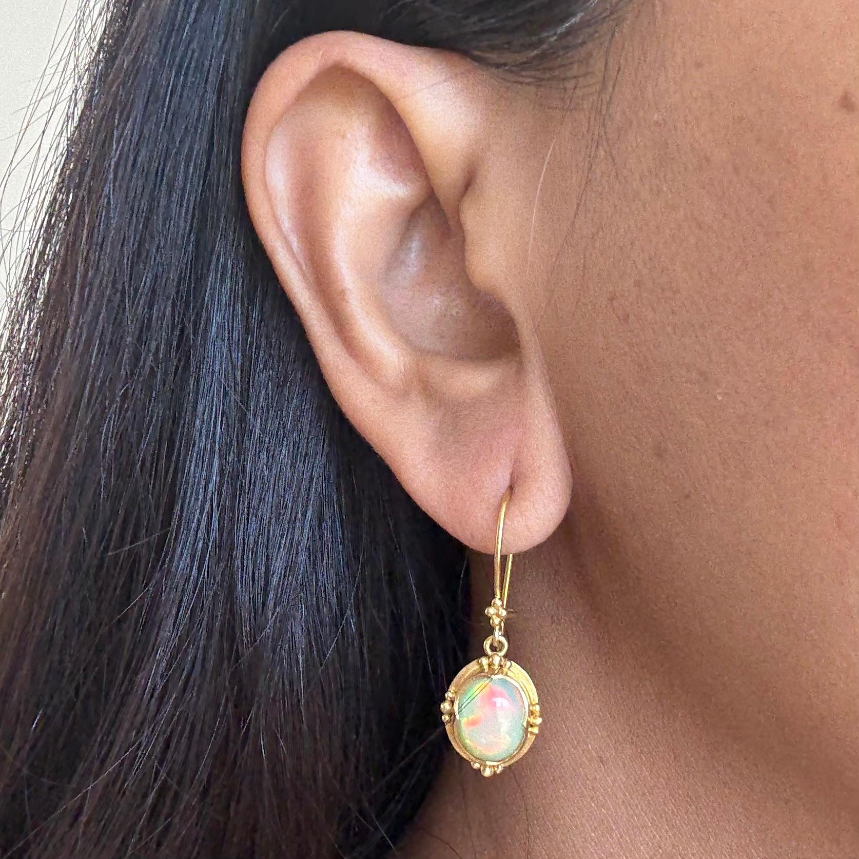 Steven Battelle Orecchini a filo in oro 18K con opale etiope da 4,1 carati in vendita 8