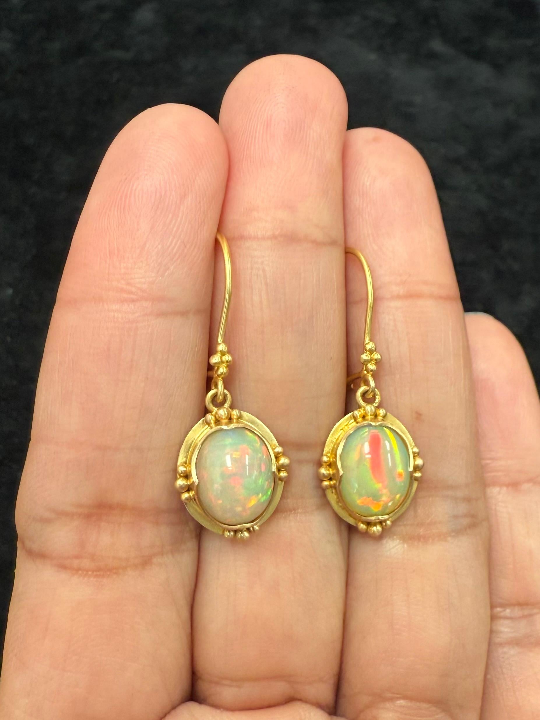 Due sostanziosi opali cabochon di 8 x 10 mm, provenienti dalla famosa miniera di 