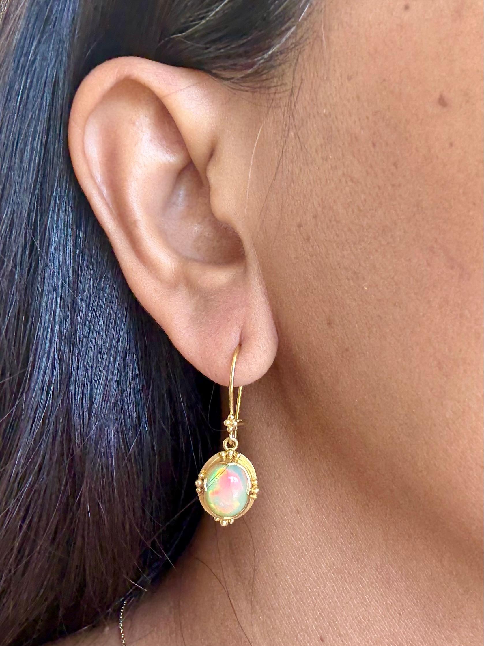 Contemporaneo Steven Battelle Orecchini a filo in oro 18K con opale etiope da 4,1 carati in vendita