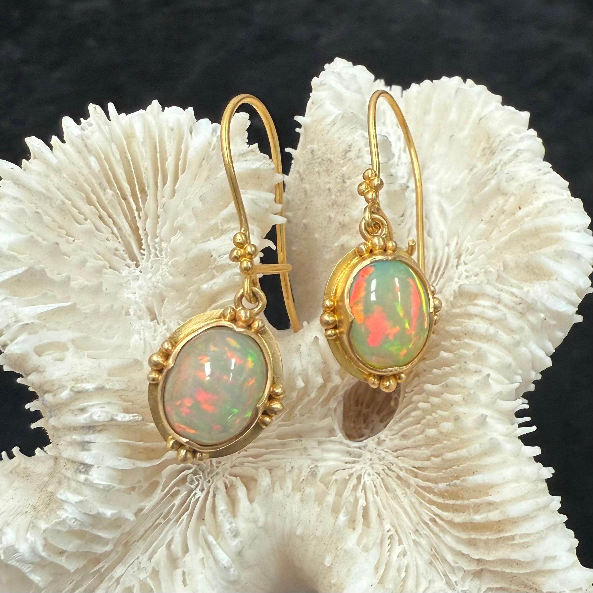 Cabochon Steven Battelle Orecchini a filo in oro 18K con opale etiope da 4,1 carati in vendita