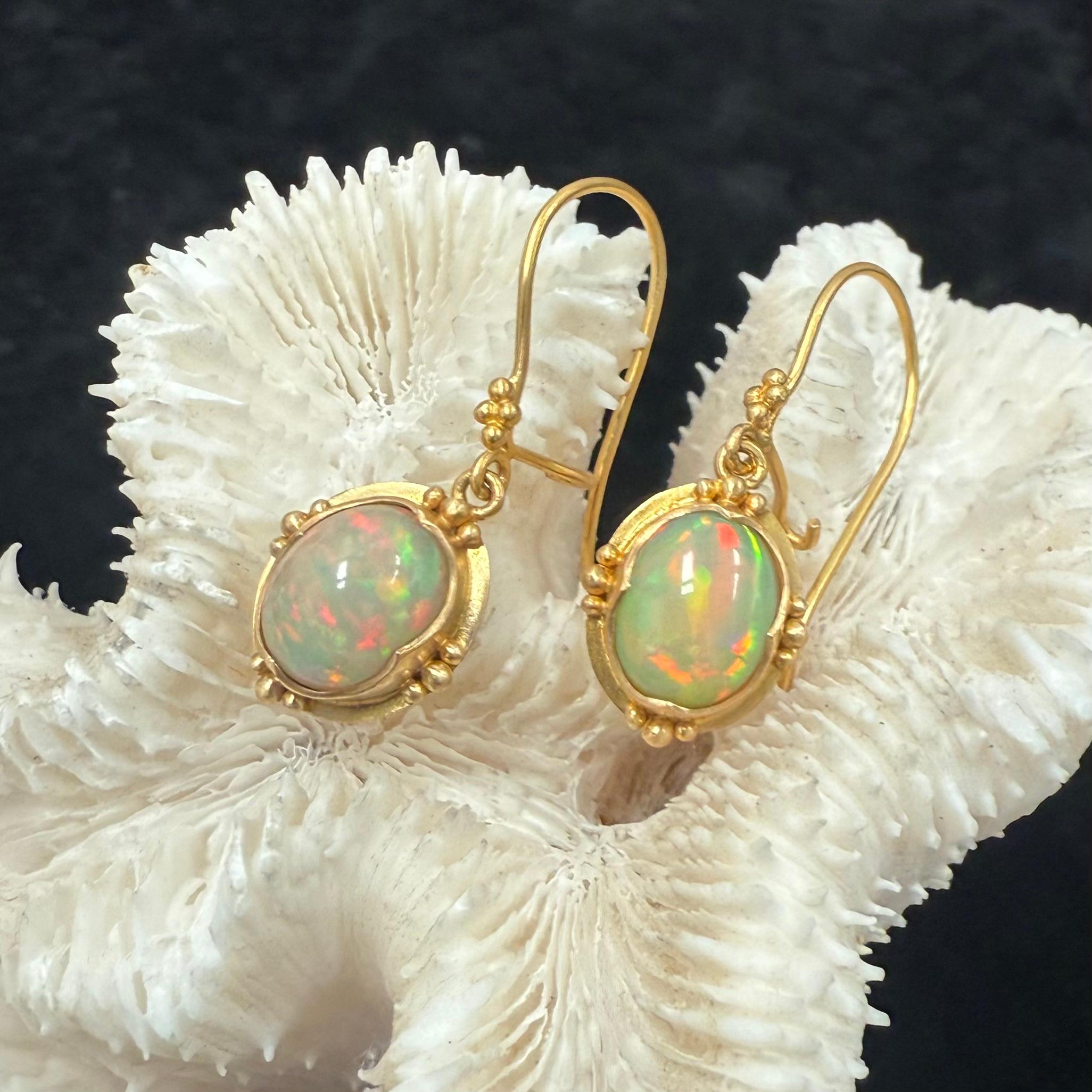 Steven Battelle Orecchini a filo in oro 18K con opale etiope da 4,1 carati In condizioni Nuovo in vendita a Soquel, CA