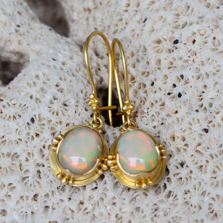 Steven Battelle Orecchini a filo in oro 18K con opale etiope da 4,1 carati in vendita 1