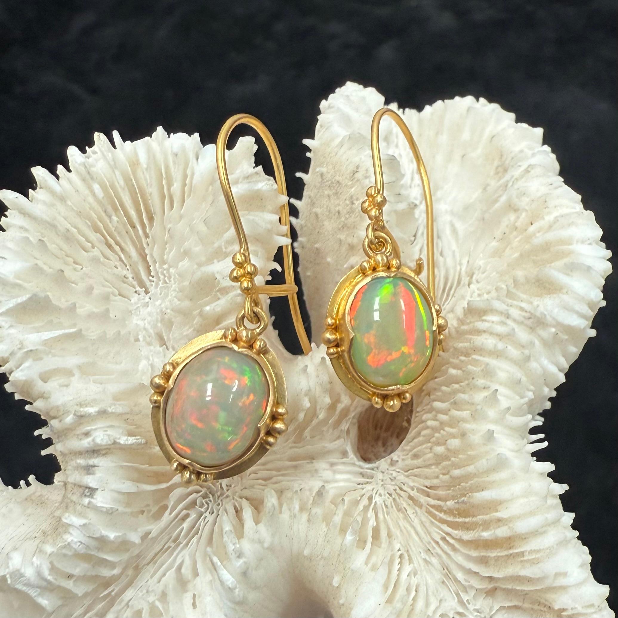 Steven Battelle Orecchini a filo in oro 18K con opale etiope da 4,1 carati in vendita 2