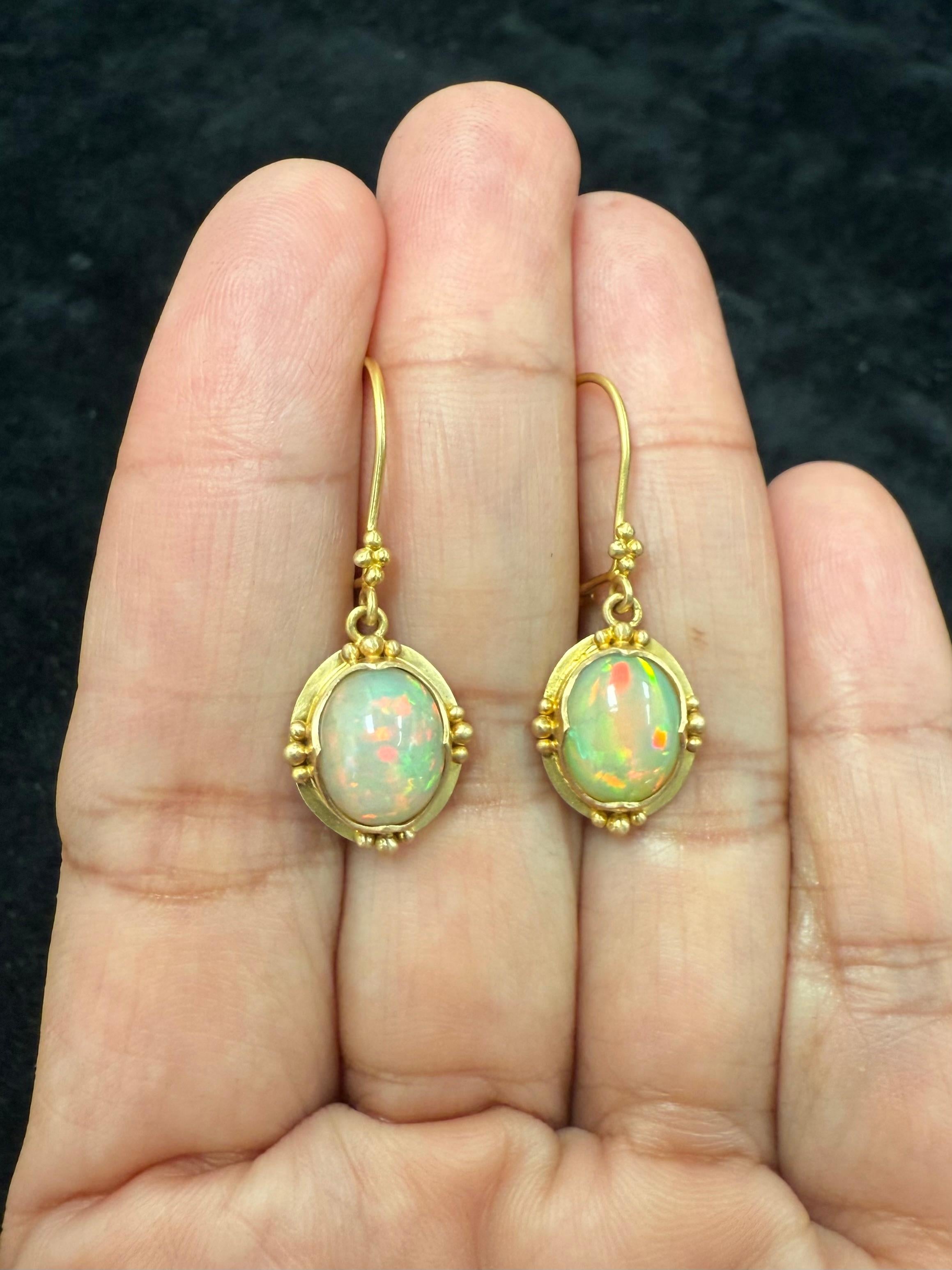 Steven Battelle Orecchini a filo in oro 18K con opale etiope da 4,1 carati in vendita 3