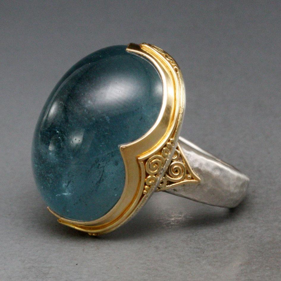 Steven Battelle Anello con acquamarina cabochon in argento sterling e oro 18 carati da 41,3 carati in vendita 5