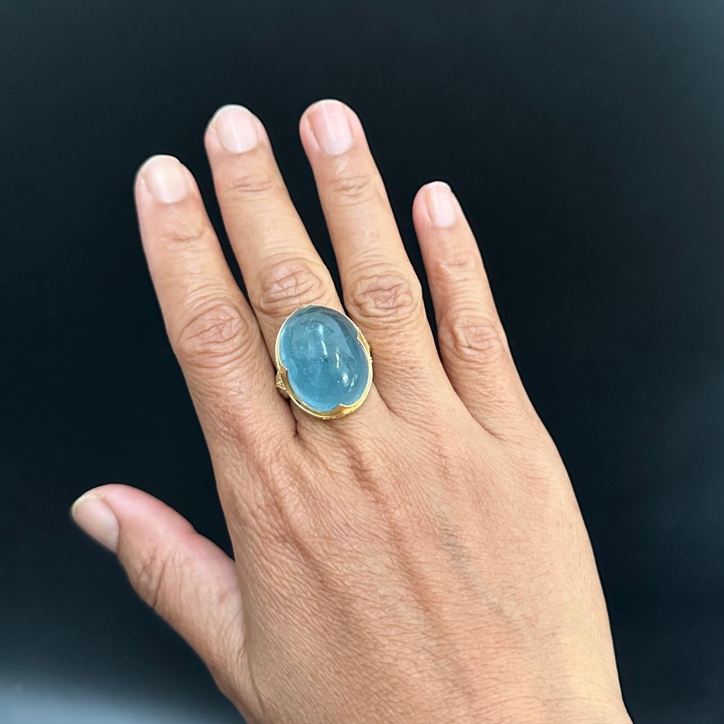 Cabochon Steven Battelle Anello con acquamarina cabochon in argento sterling e oro 18 carati da 41,3 carati in vendita
