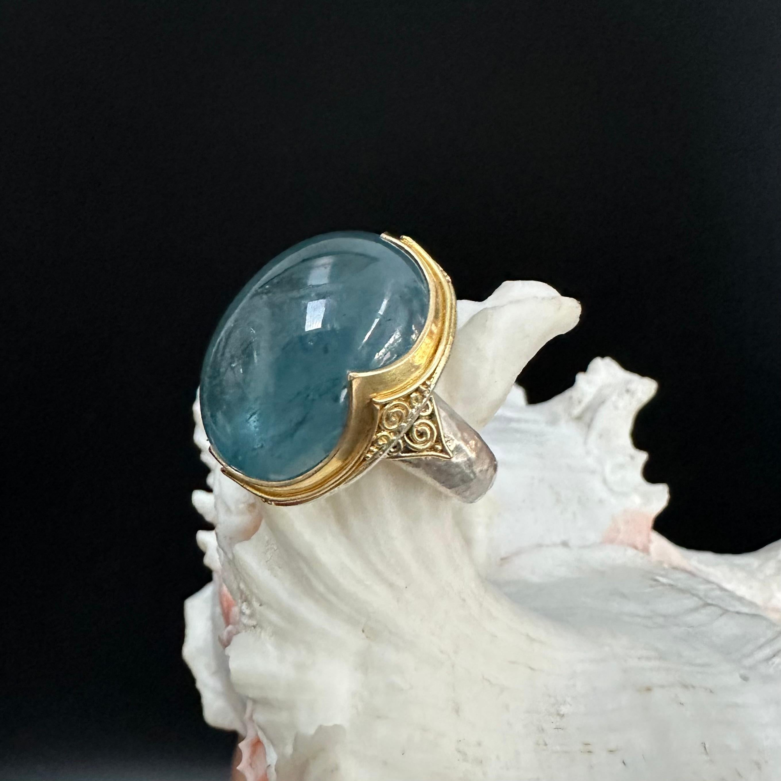 Steven Battelle Anello con acquamarina cabochon in argento sterling e oro 18 carati da 41,3 carati in vendita 2