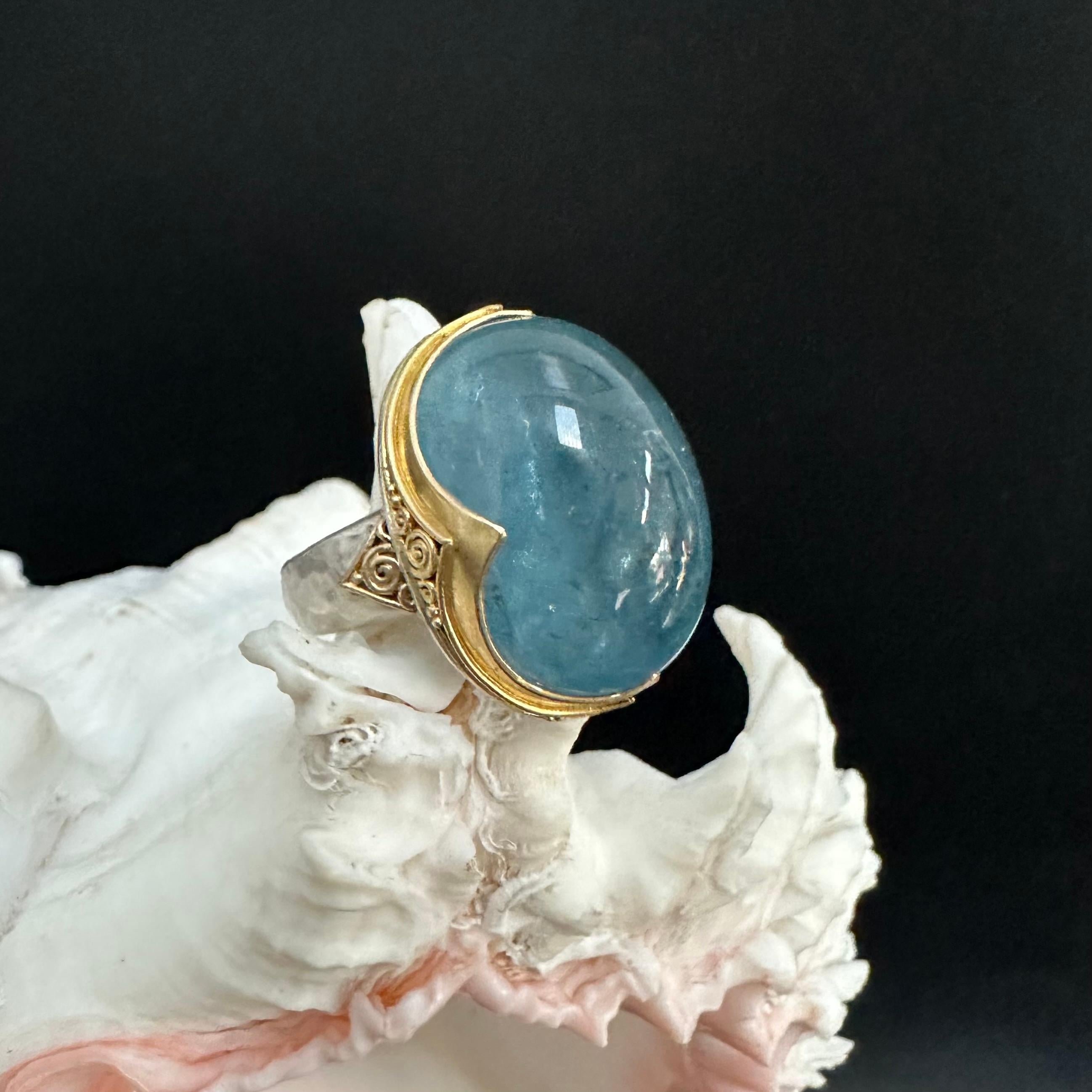 Steven Battelle Anello con acquamarina cabochon in argento sterling e oro 18 carati da 41,3 carati in vendita 3