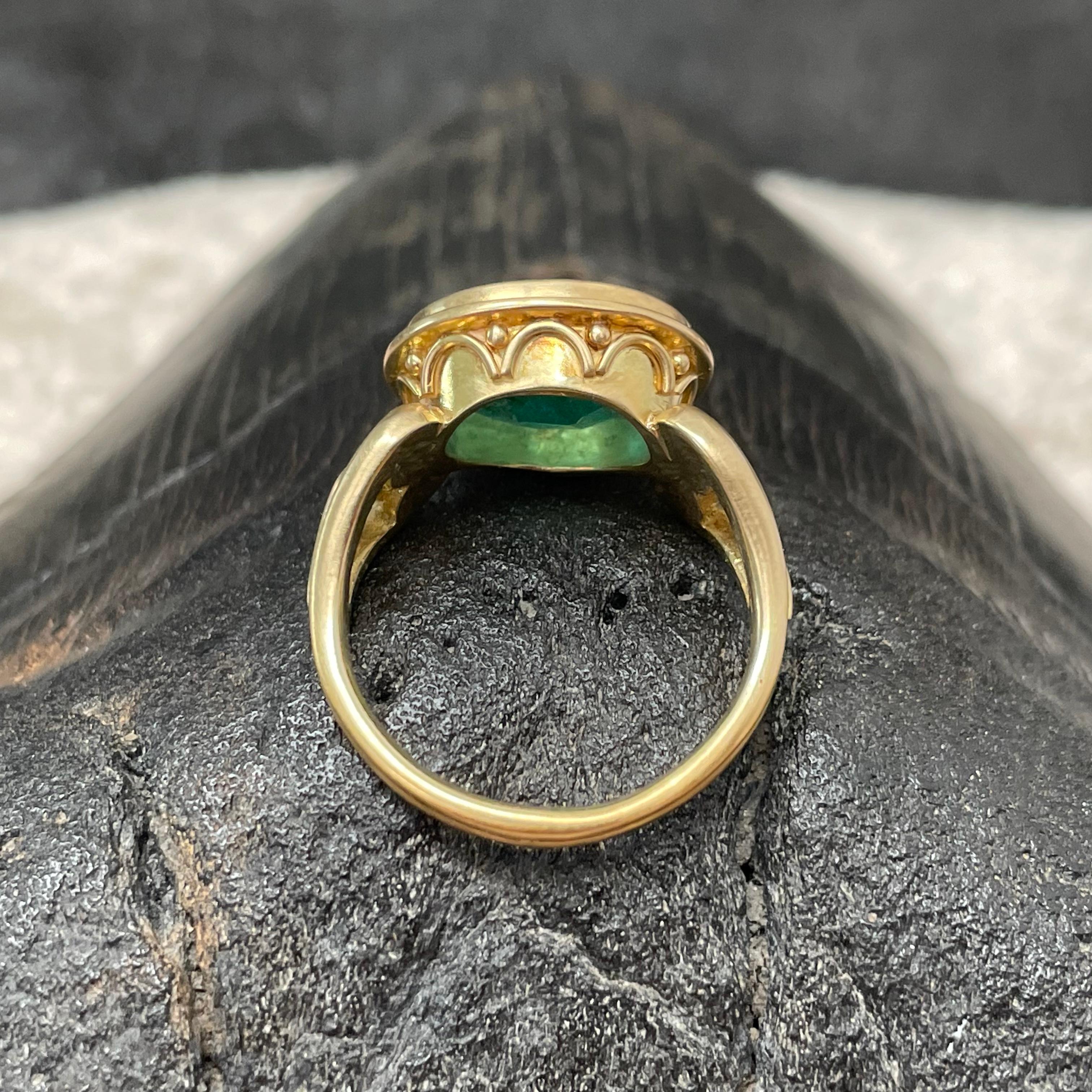 Contemporary 4.2 Carats Oval Faceted Emerald 18k Gold Ring For Sale